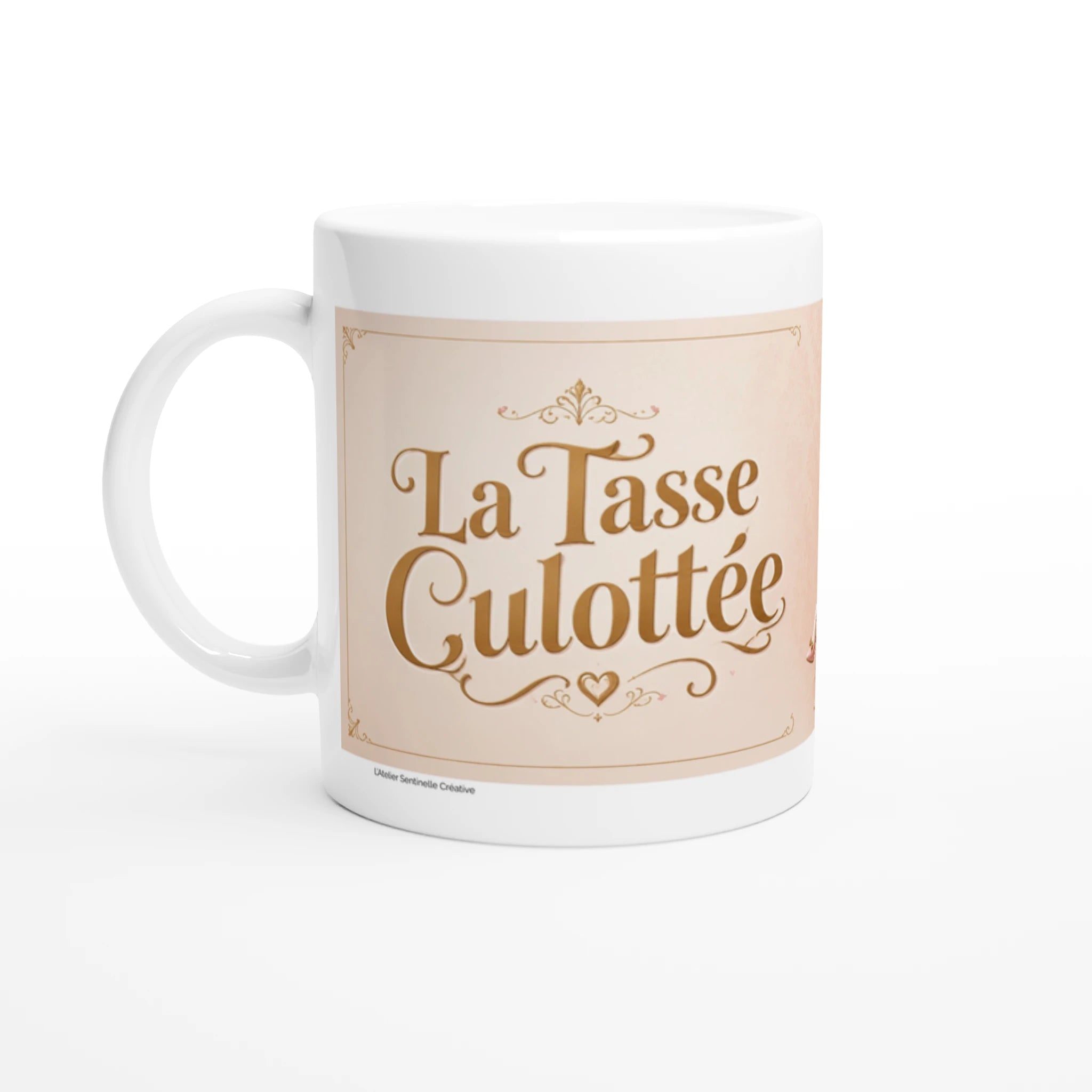 Mug en céramique blanc avec inscription dorée « La Tasse Culottée ».