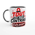 Mug blanc poignée noire, design « Tout est sous contrôle ».
