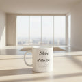 Mug blanc « Merci d'être toi » posé, cœur et guirlande au bas du texte