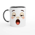 Mug blanc à bord sombre et poignée noire, visage kawaii aux joues rosées.