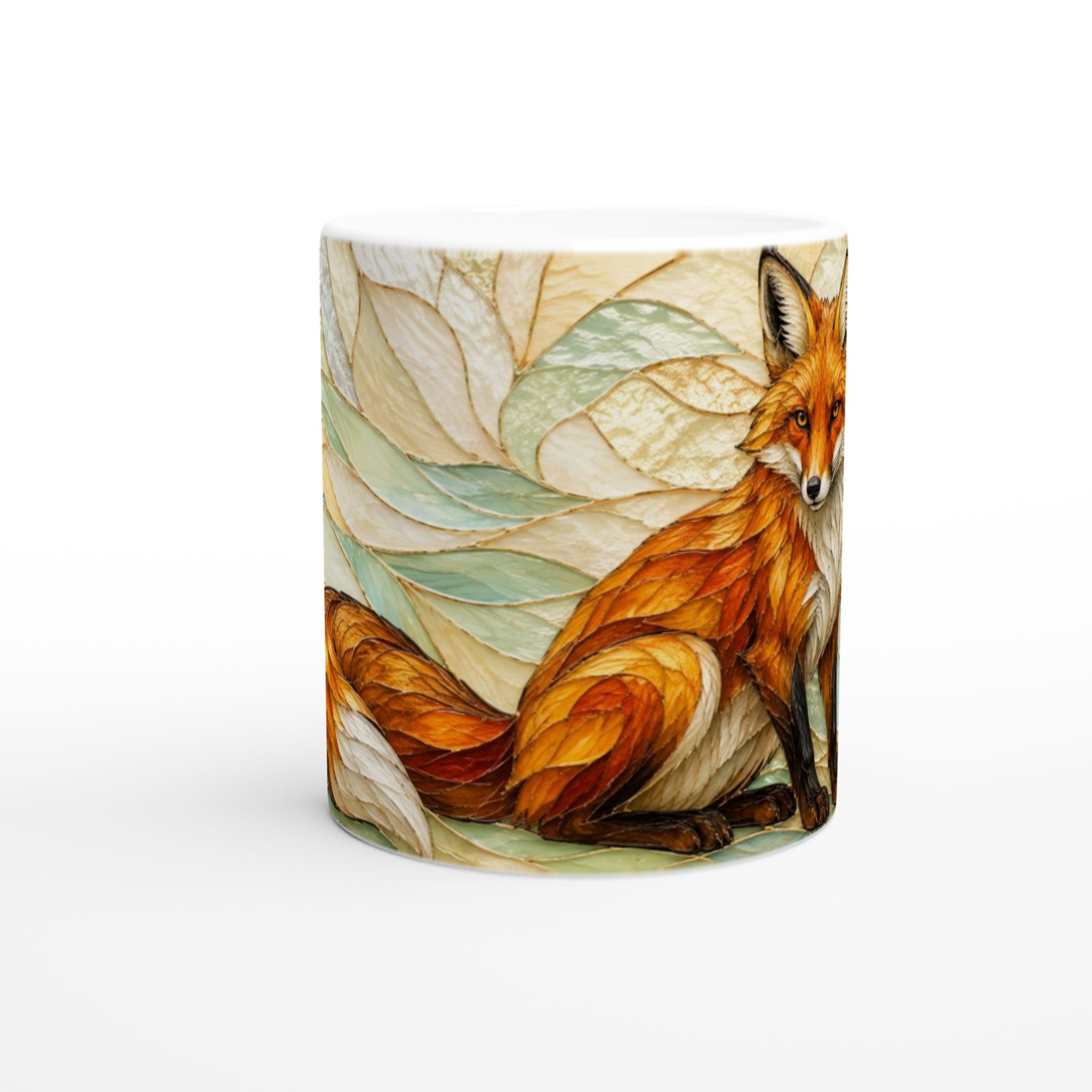 Mug en céramique blanc avec renard roux au milieu de feuilles, vue inclinée