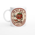 Mug en céramique blanche, gros plan sur le motif rouge avec fraise et micro.