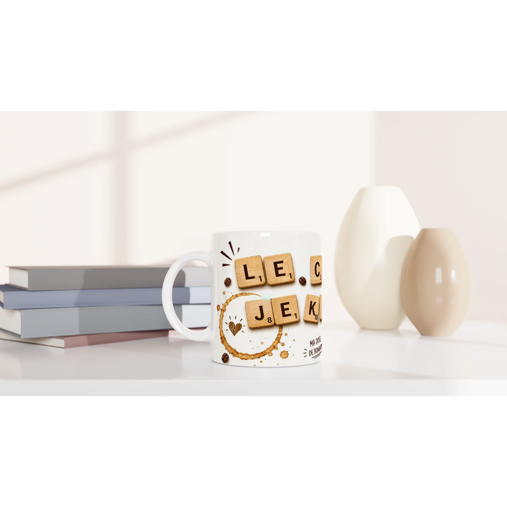 Mug blanc avec lettres Scrabble et motif café, anse, vue de face partielle.