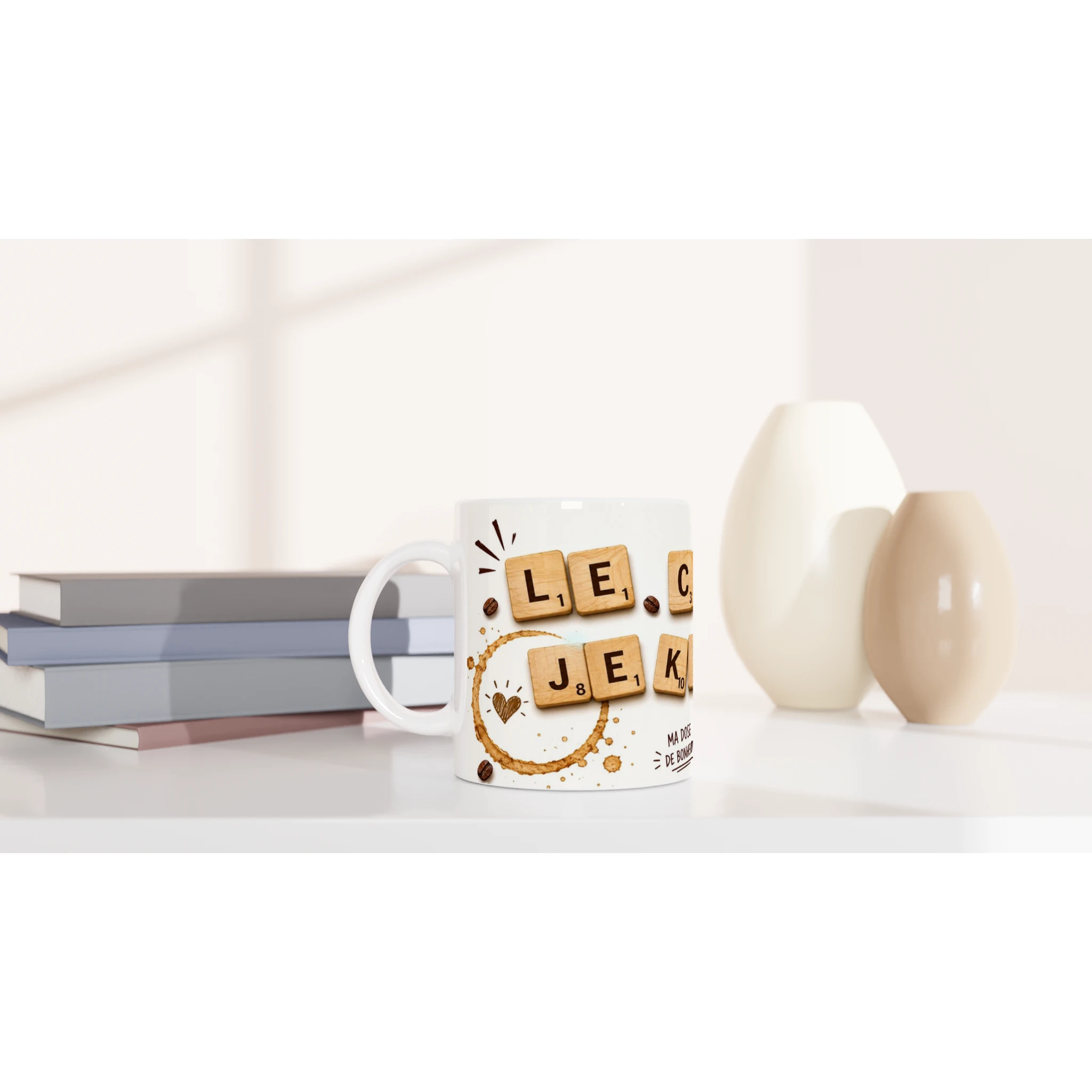 Mug blanc avec lettres Scrabble et motif café, anse, vue de face partielle.