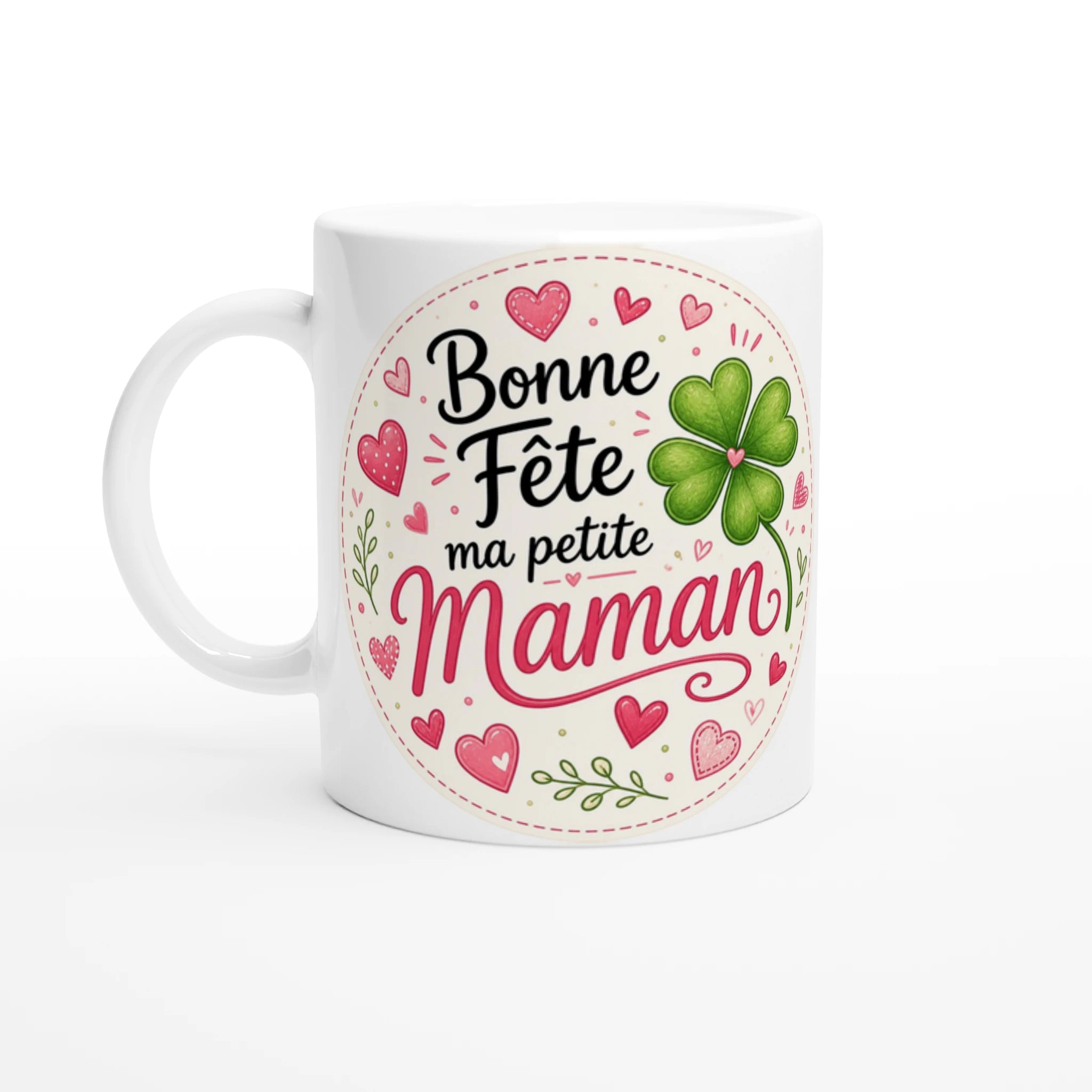 Mug blanc, gros plan sur «Bonne Fête ma petite Maman» avec cœurs rouges et trèfle vert