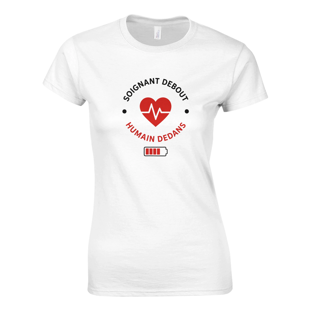 T-shirt blanc à col rond, imprimé cœur rouge, ECG blanc et texte noir « Soignant Debout ».