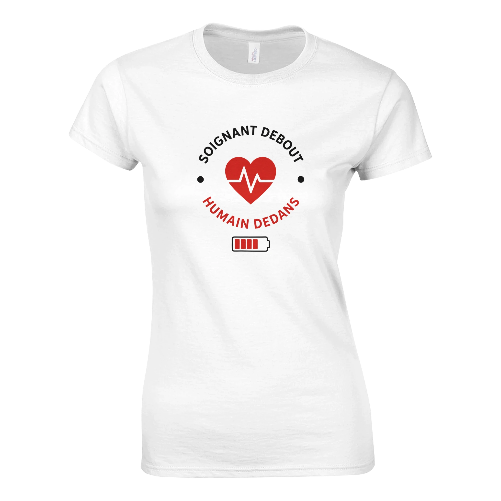 T-shirt blanc à col rond, imprimé cœur rouge, ECG blanc et texte noir « Soignant Debout ».