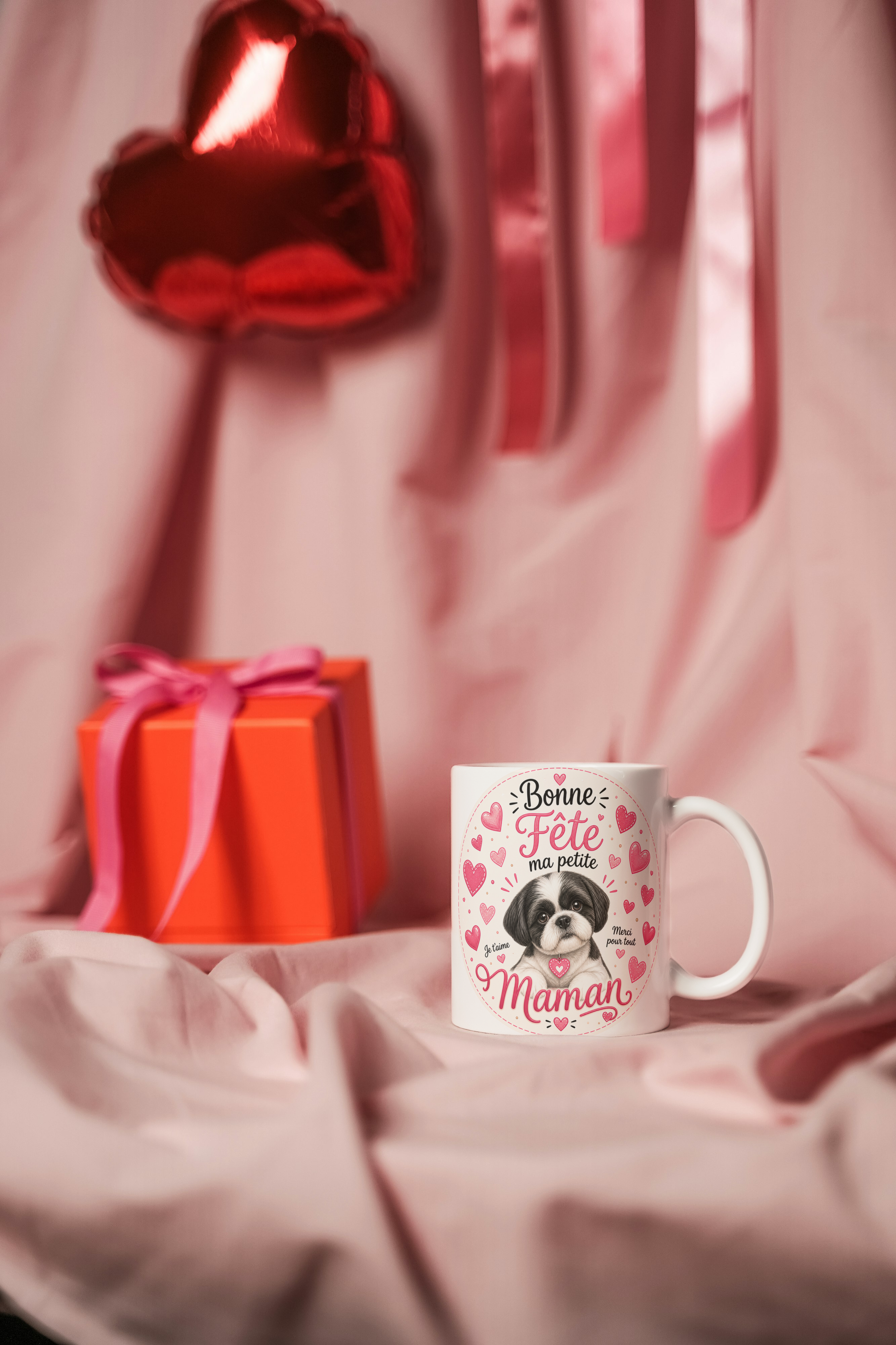 Mug blanc «Bonne Fête ma petite Maman» avec chien noir et blanc et cœurs roses