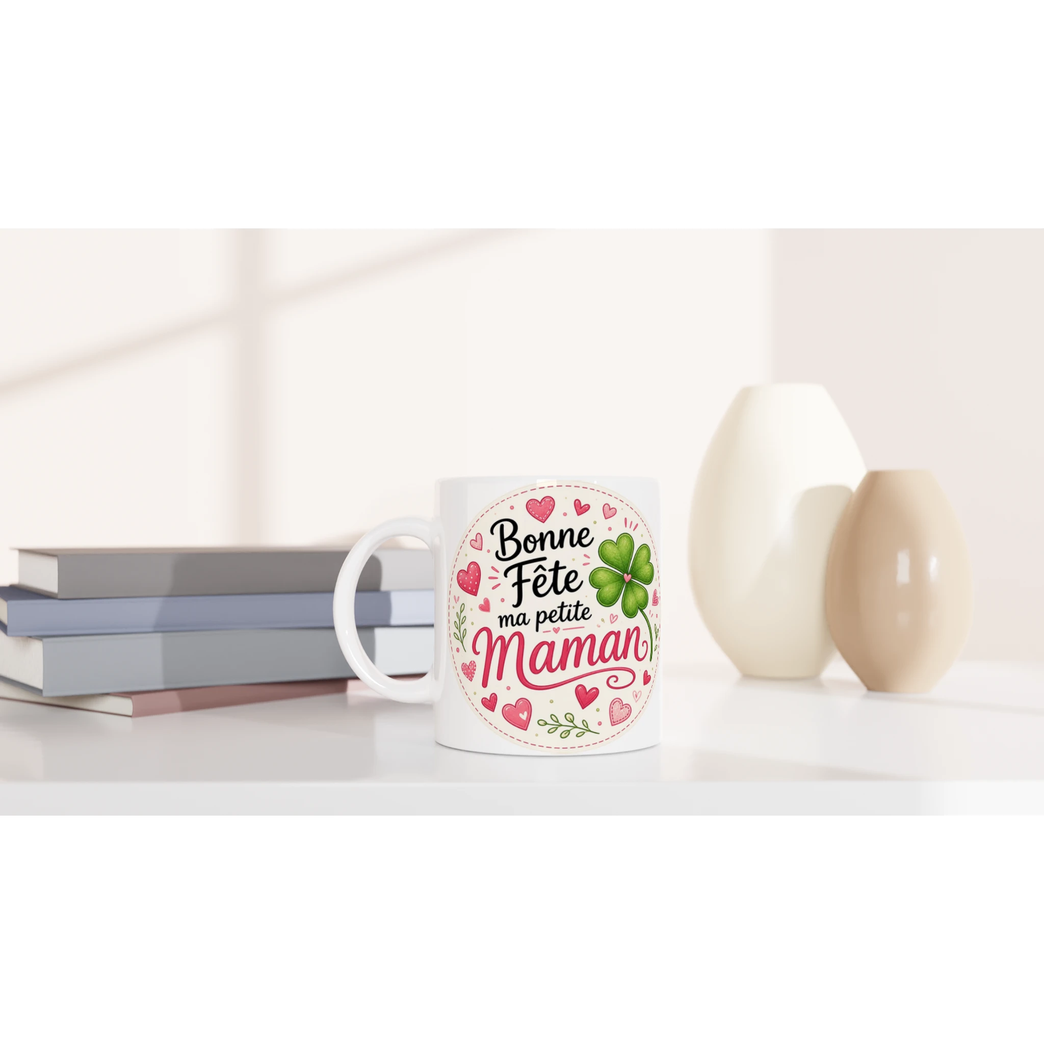 Mug blanc «Bonne Fête ma petite Maman» avec cœurs et trèfle vert, anse