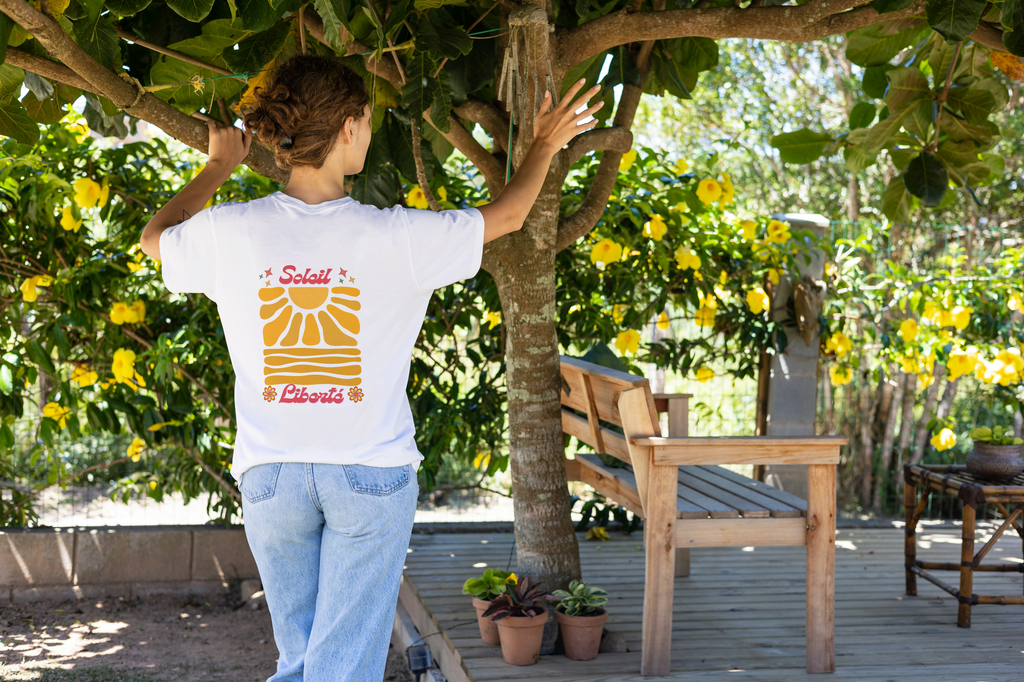 T-shirt oversize blanc à motif Soleil et Liberté au dos, manches courtes.