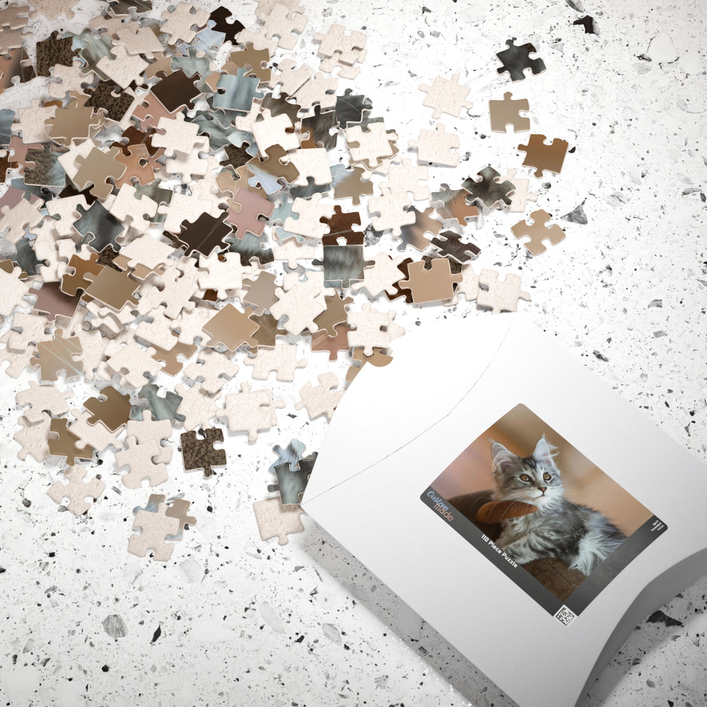 Pièces de puzzle en carton beige dispersées, avec un puzzle sous emballage