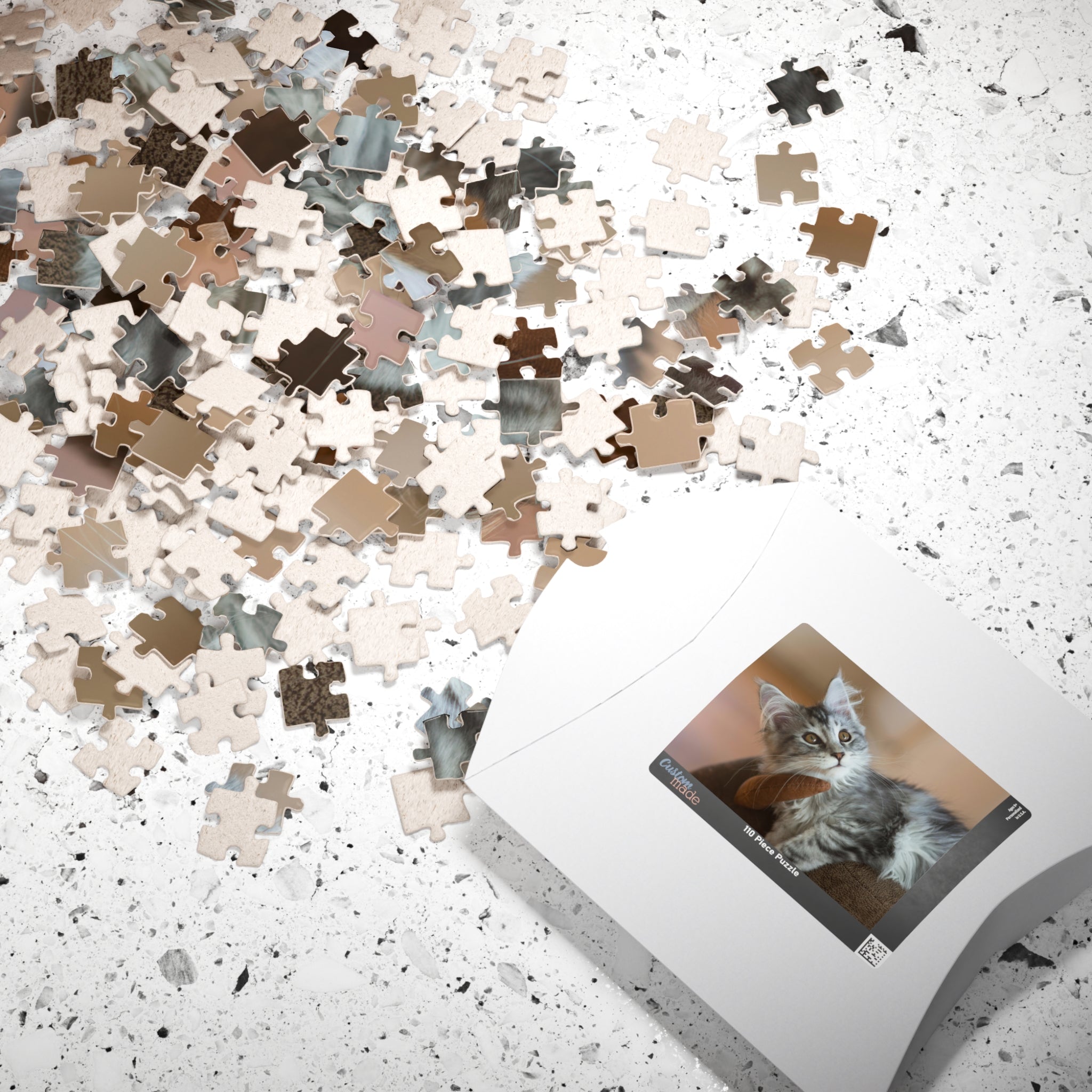 Pièces de puzzle en carton beige dispersées, avec un puzzle sous emballage