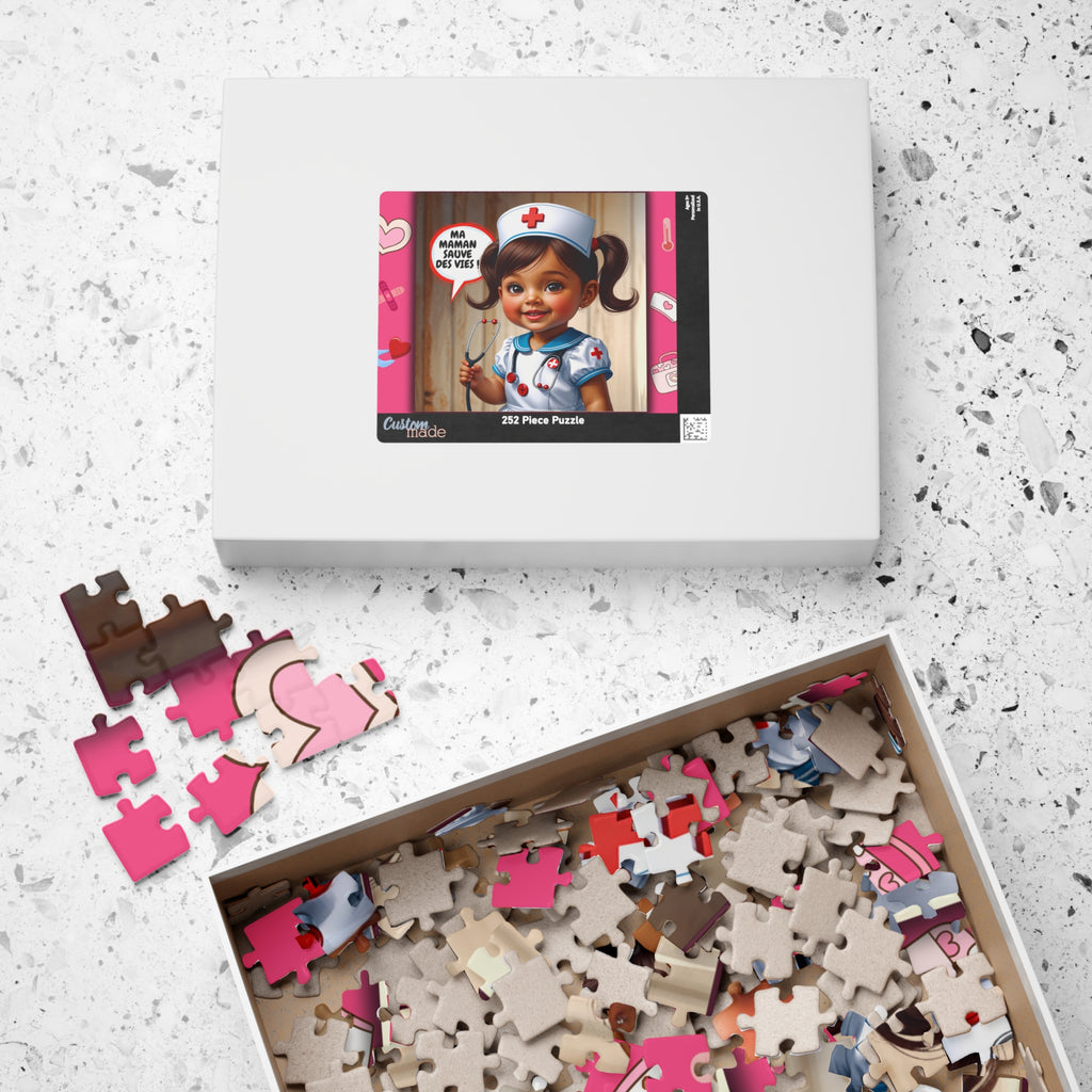 Boîte de puzzle emballée et pièces dans un coffret sur surface claire.