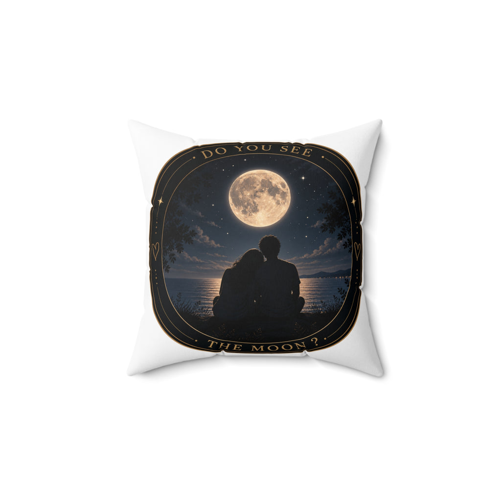 Coussin blanc, motif lune et couple en silhouette, étoiles autour, lettrage « THE MOON »