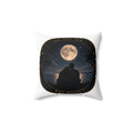 Coussin blanc, motif lune et couple en silhouette, étoiles autour, lettrage « THE MOON »