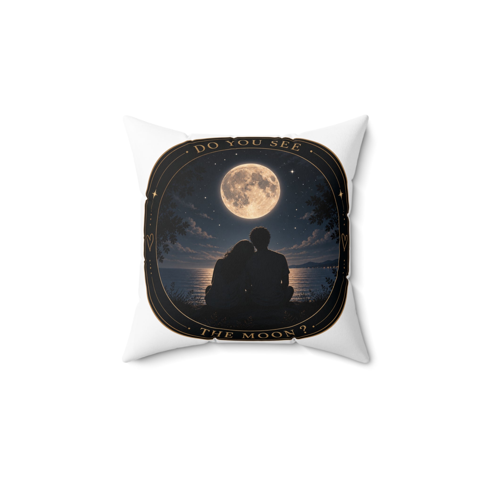 Coussin blanc, motif lune et couple en silhouette, étoiles autour, lettrage « THE MOON »