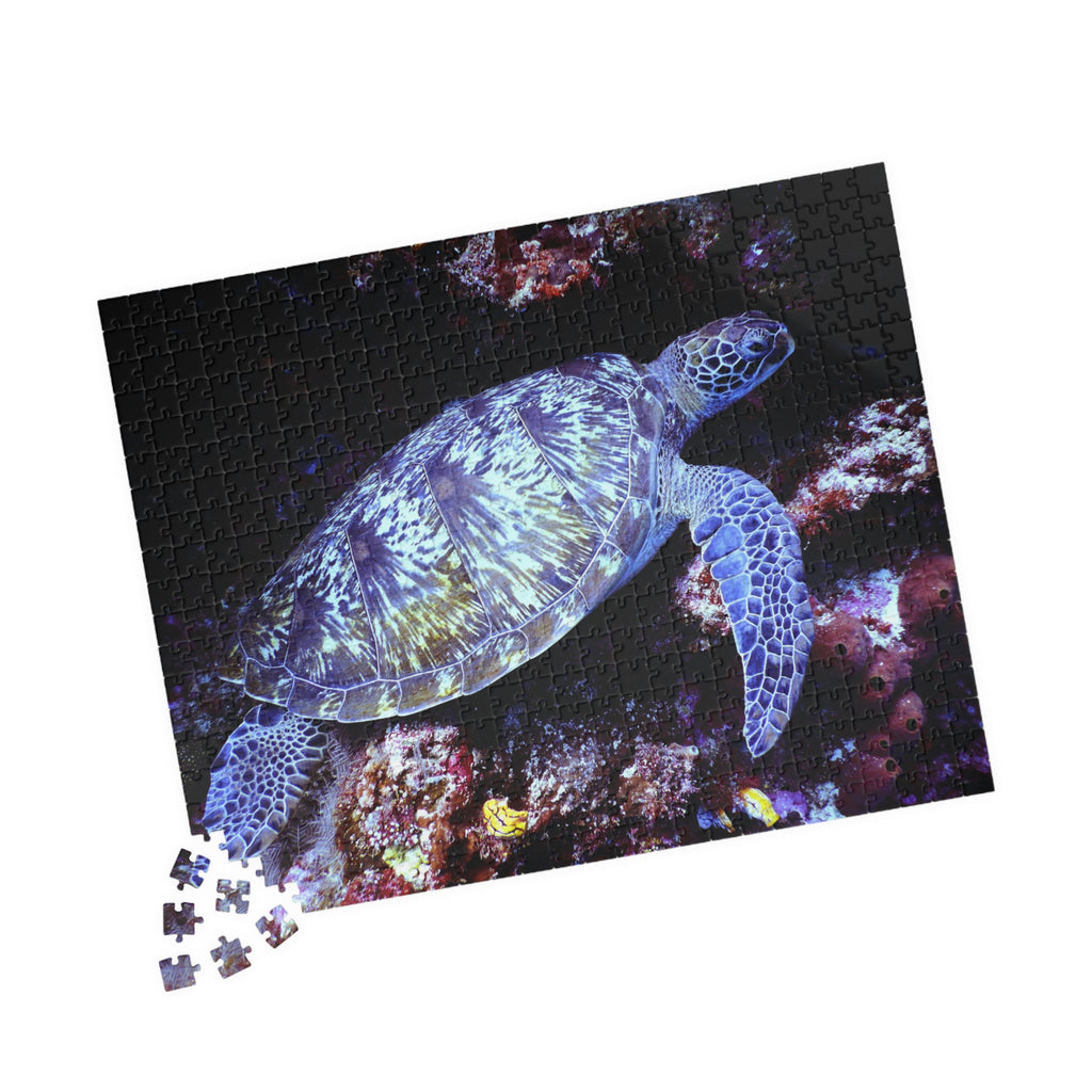 Puzzle tortue marine sur décor d’océan profond, pièces emboîtées