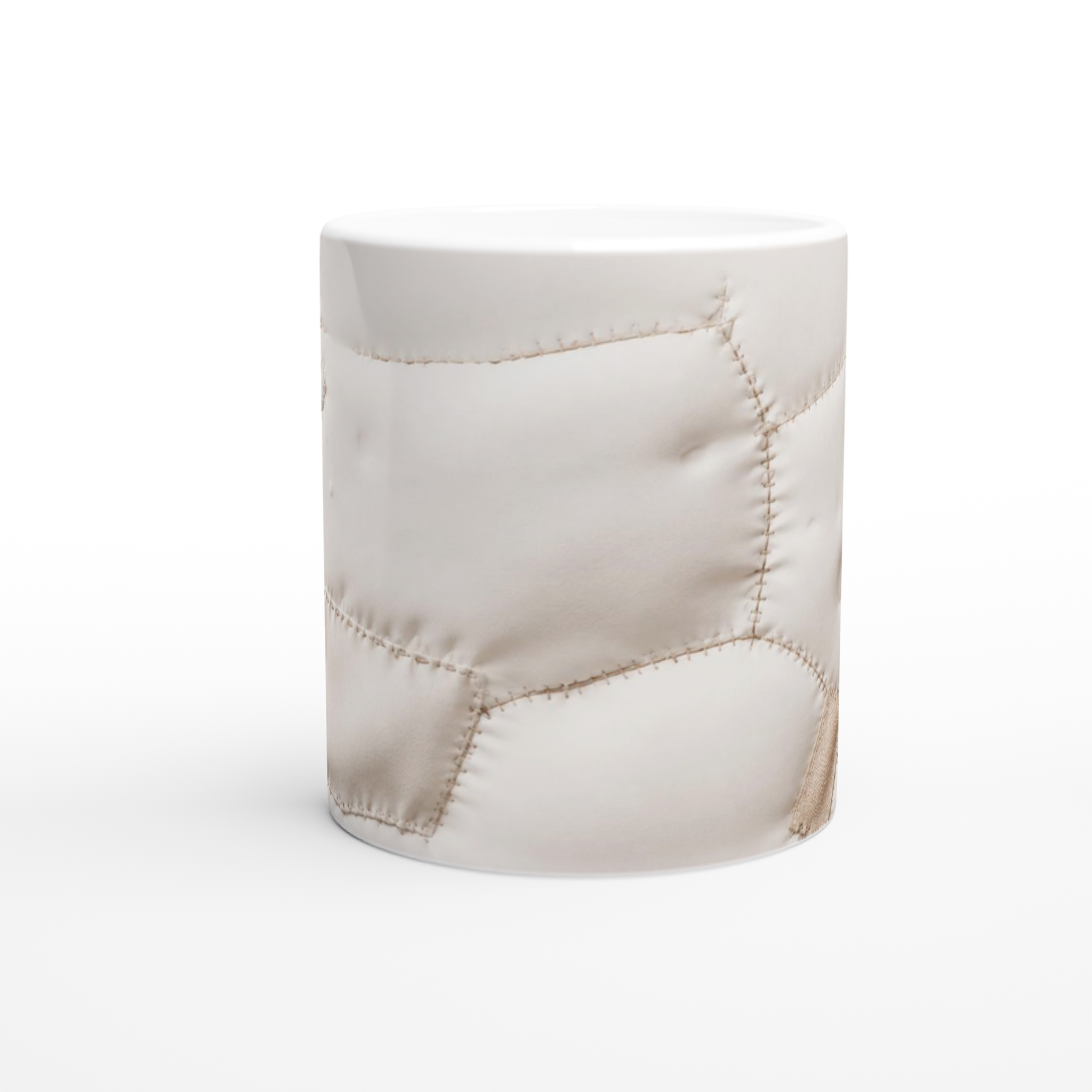 Tasse blanche avec décor trompe-l’œil de coutures et pièces beige, vue arrière.