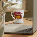 Mug blanc « Maman… c’est la plus belle » posé sur un bureau, anse à gauche