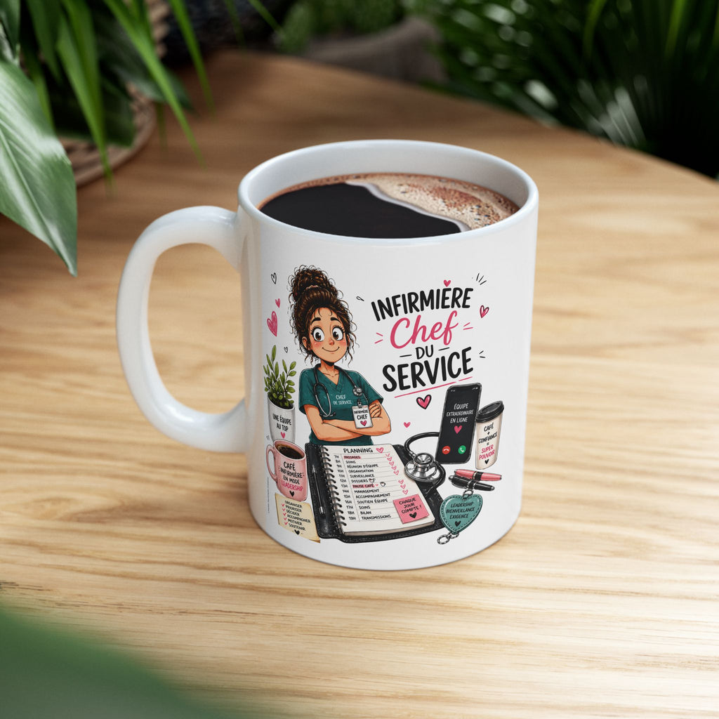 Mug blanc avec café, illustration « Infirmière Chef du Service » et stéthoscope.