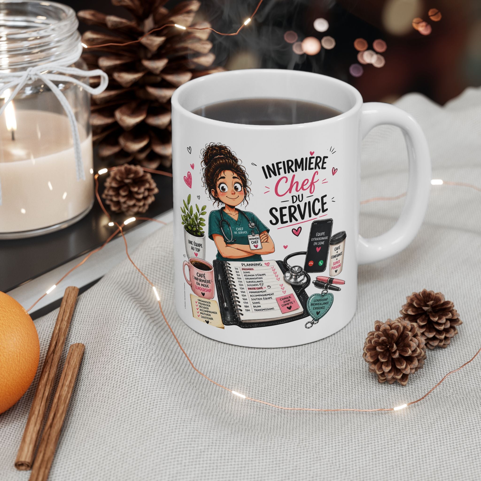 Mug blanc avec illustration infirmière « Chef du Service », stéthoscope et cœurs.