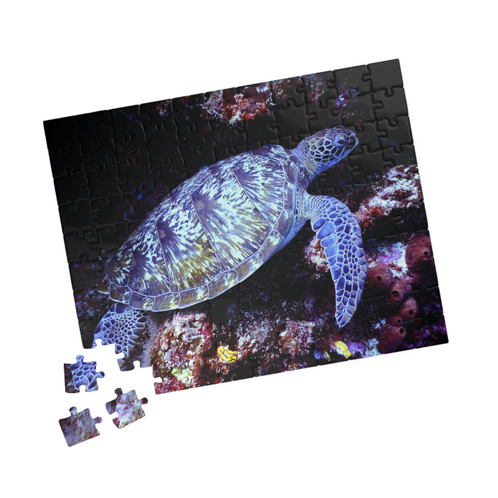 Puzzle tortue marine avec motif récif, cadre noir et pièces manquantes à gauche