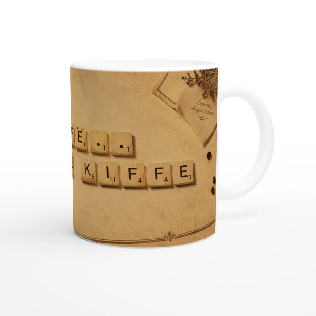 Mug en céramique blanche, motif lettres et café sur fond sépia, vue latérale.