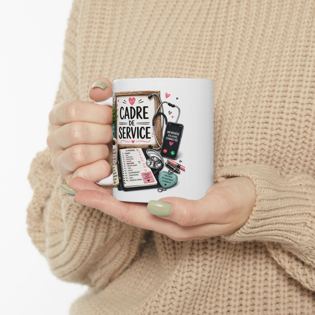 Mug blanc tenu par les mains, motif “CADRE DE SERVICE” et trousse de soins
