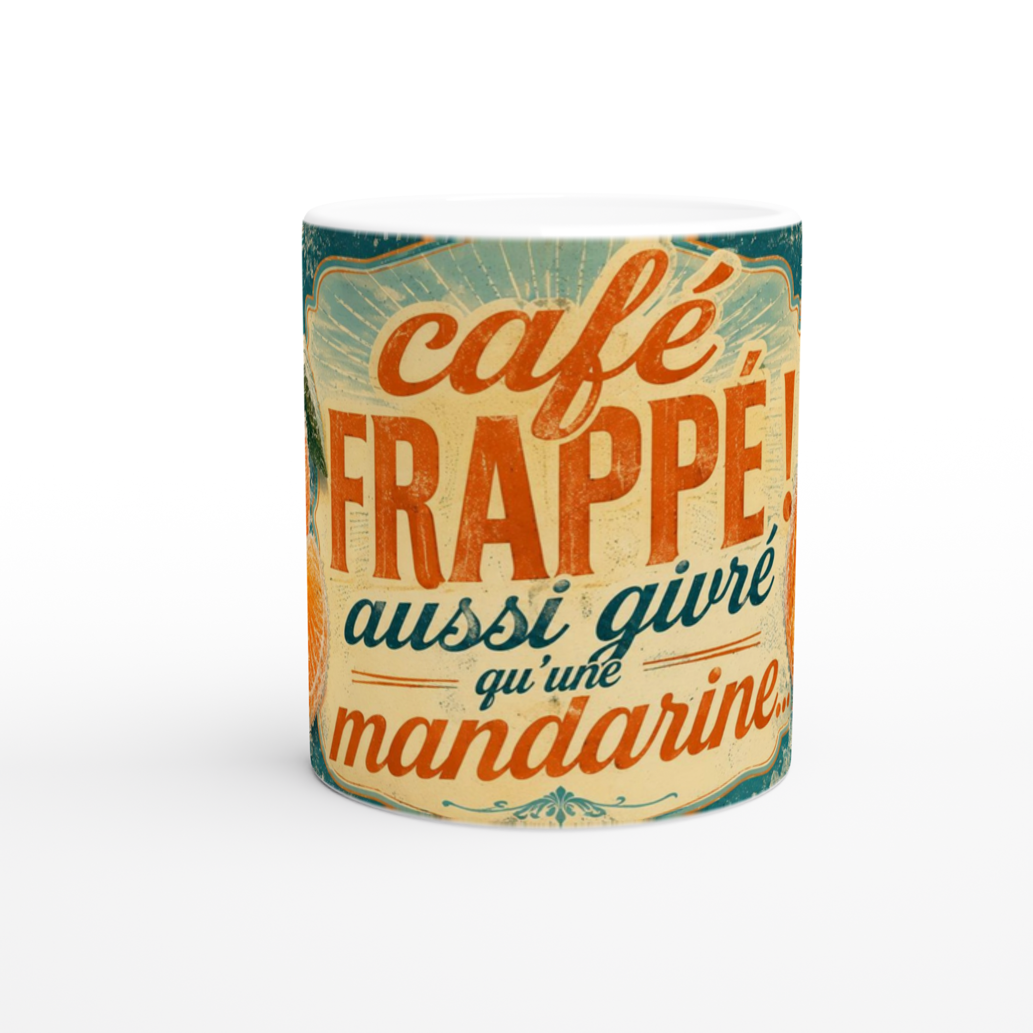 Mug blanc avec « café frappé » et mandarine, fond vert