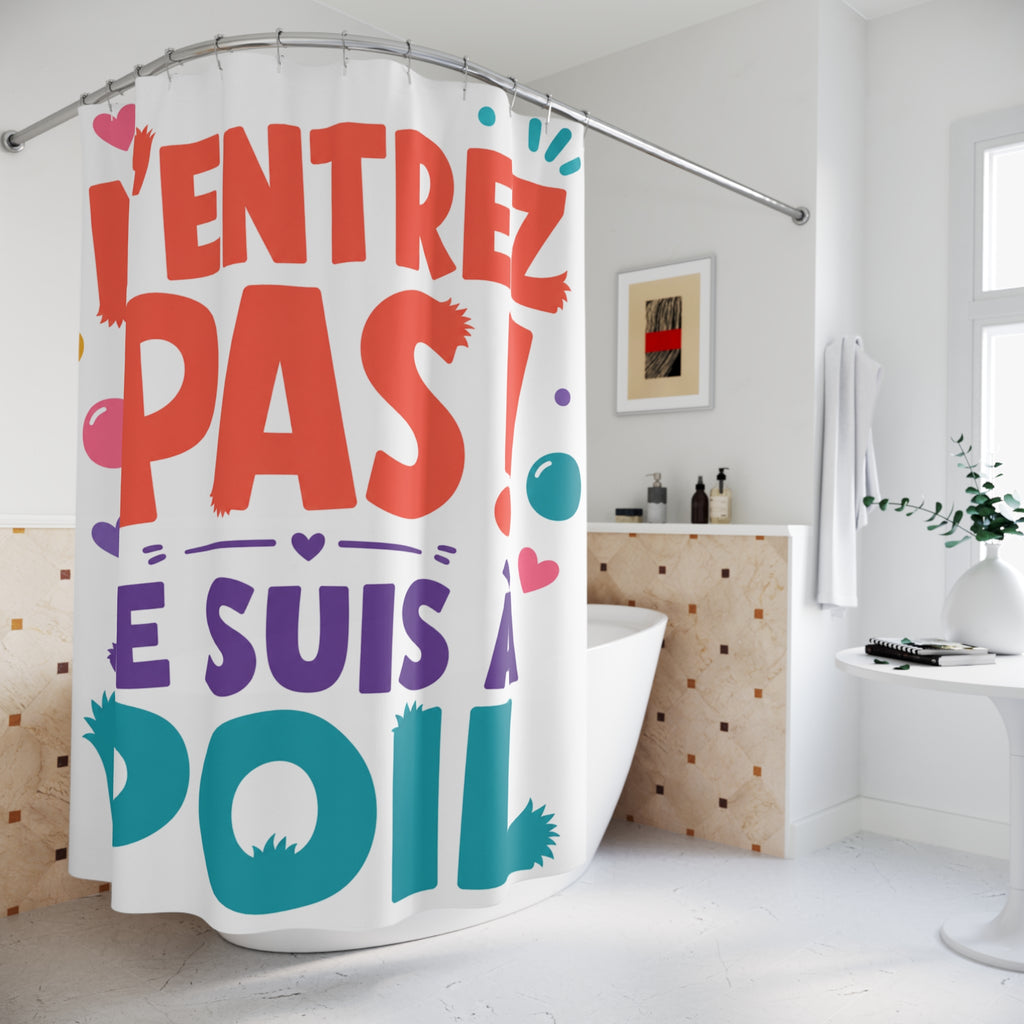 Rideau de douche blanc avec anneaux et texte N’ENTREZ PAS ! JE SUIS À POIL.
