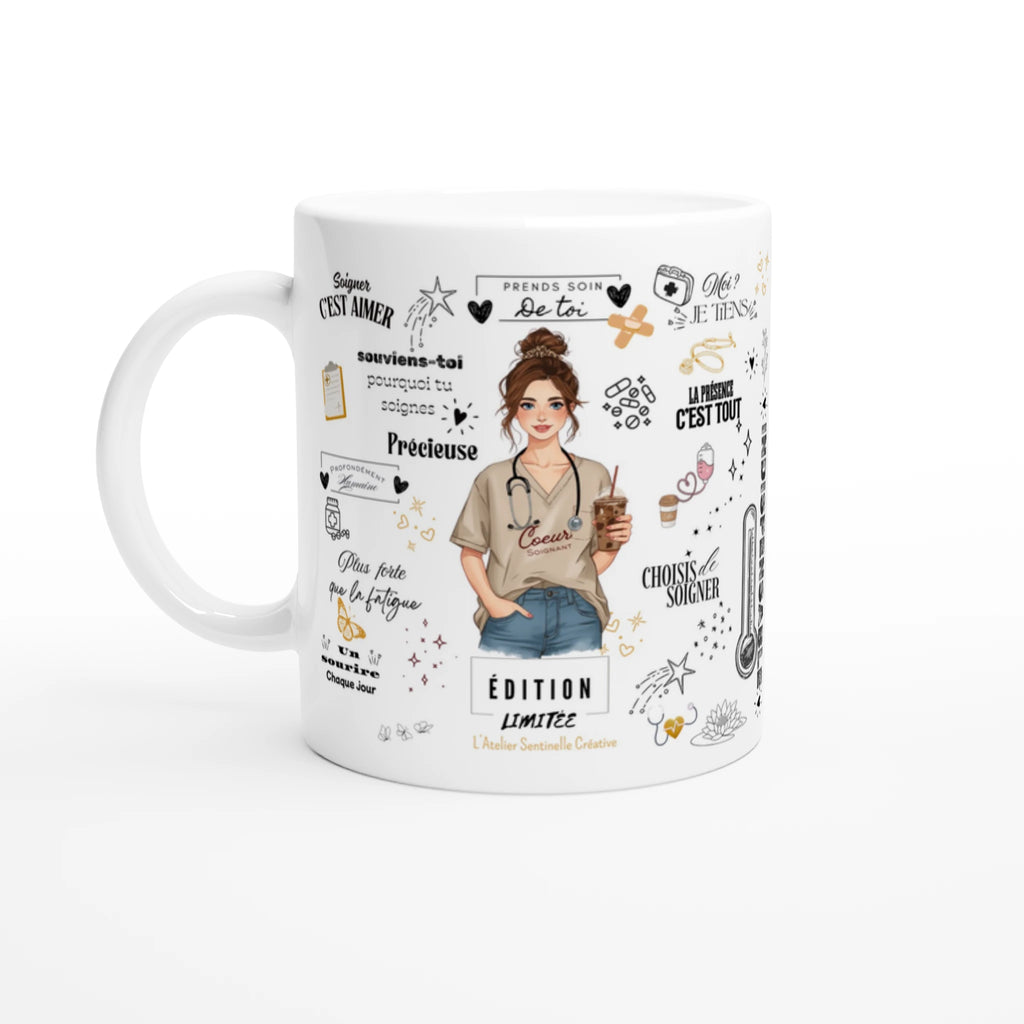 Mug blanc avec motif d’infirmière, croix et cœurs décoratifs