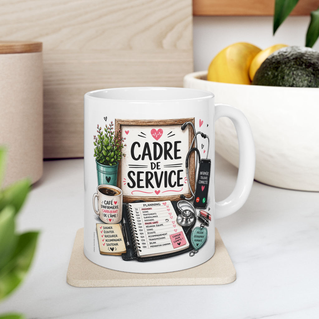 Mug blanc sur support, impression “CADRE DE SERVICE” et accessoires de soin