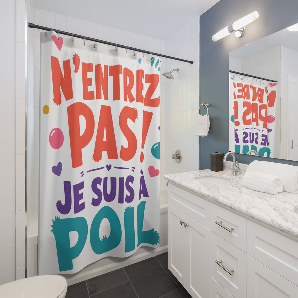 Rideau de douche blanc avec grandes lettres N’ENTREZ PAS ! et JE SUIS À POIL.