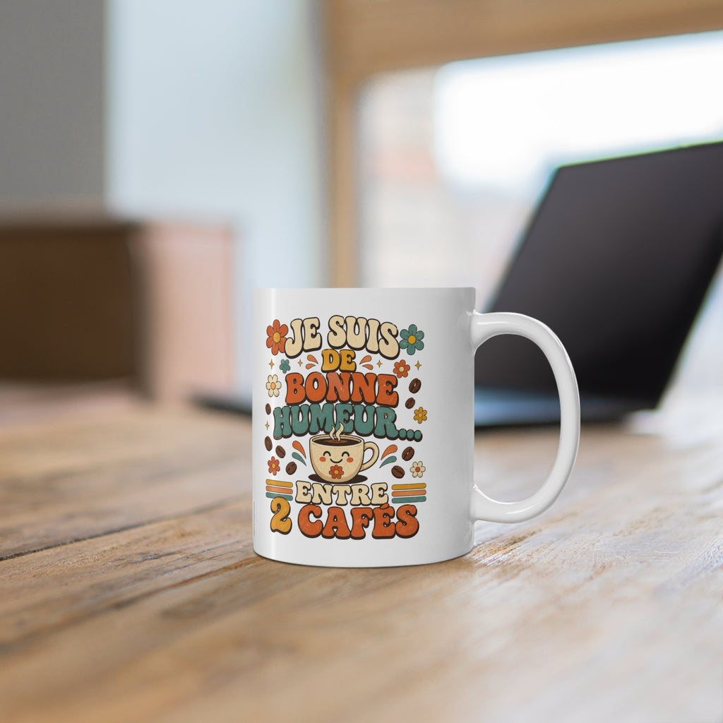 Mug blanc de trois-quarts avec motif « Je suis de bonne humeur… entre 2 cafés »