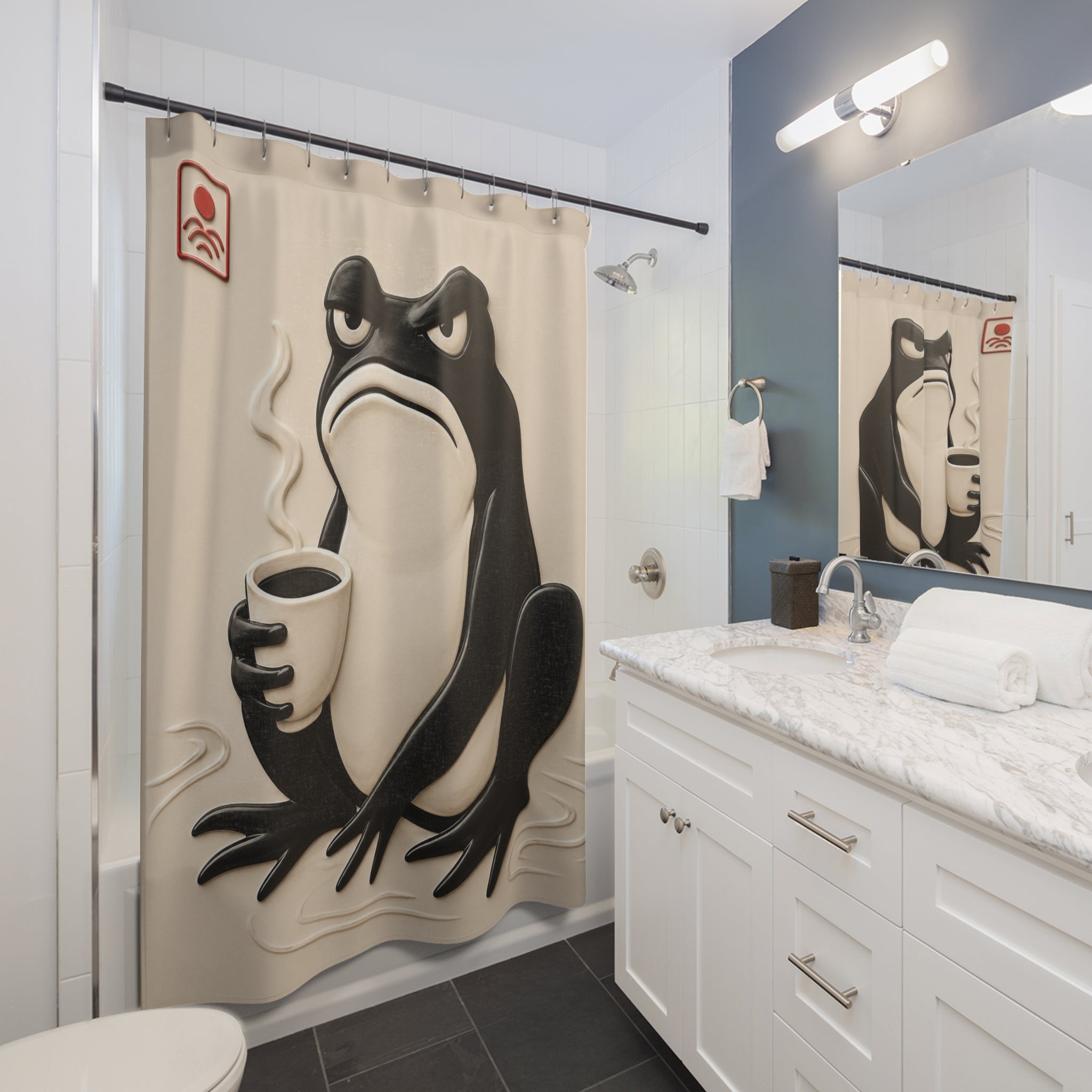 Rideau de douche beige à motif de grenouille noire tenant une tasse, posé sur tringle.