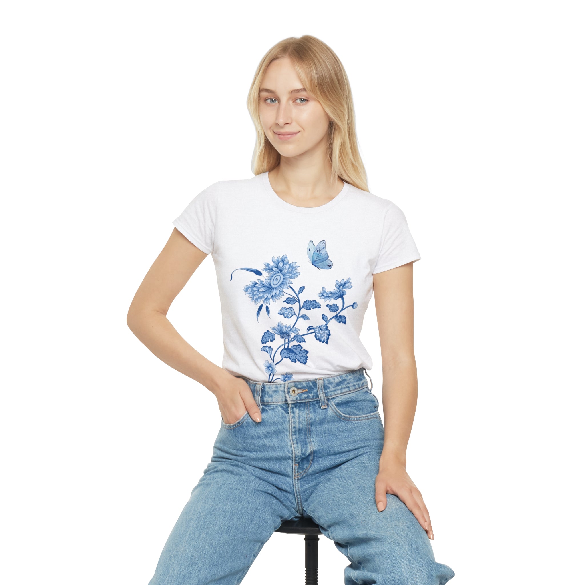 T-shirt femme blanc à motif fleurs bleues et papillon, col rond, coupe ample.