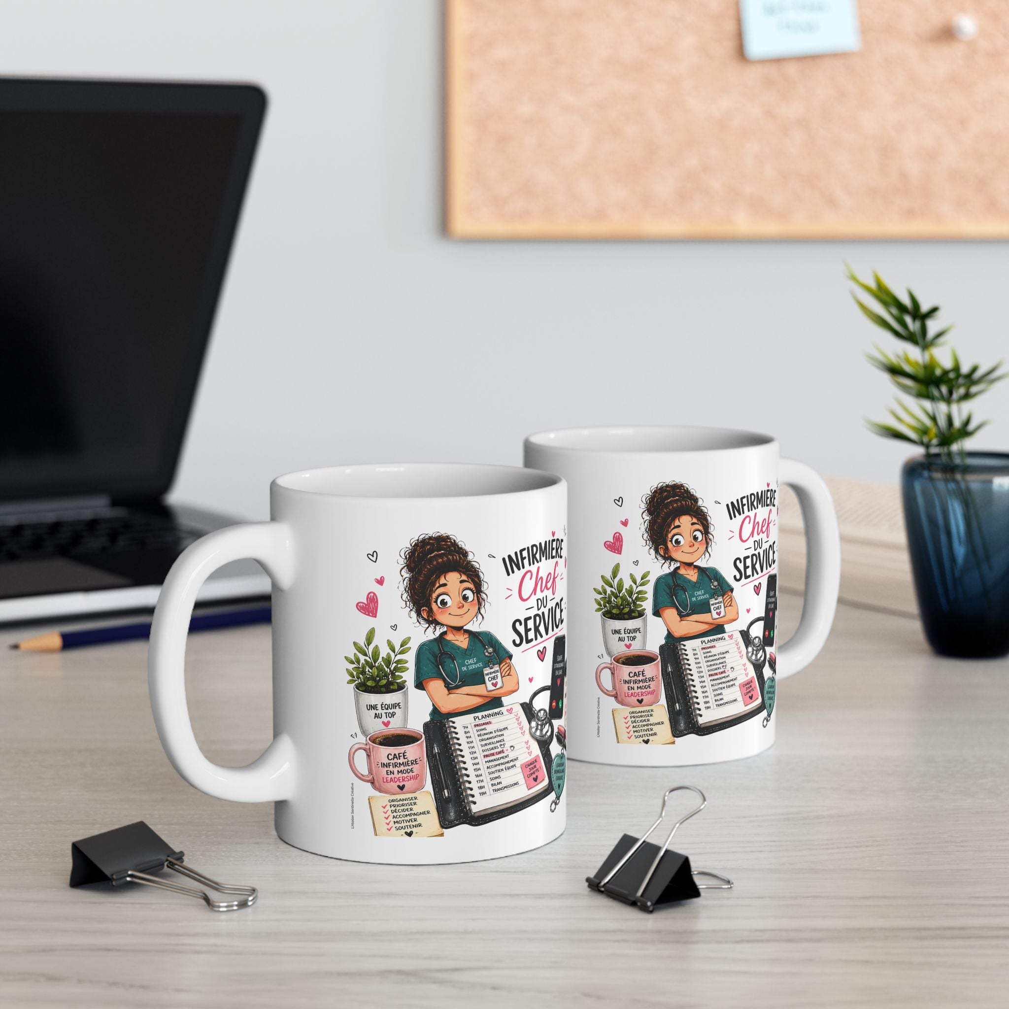 Deux mugs blancs avec illustrations « Infirmière Chef du Service » et planning coloré.