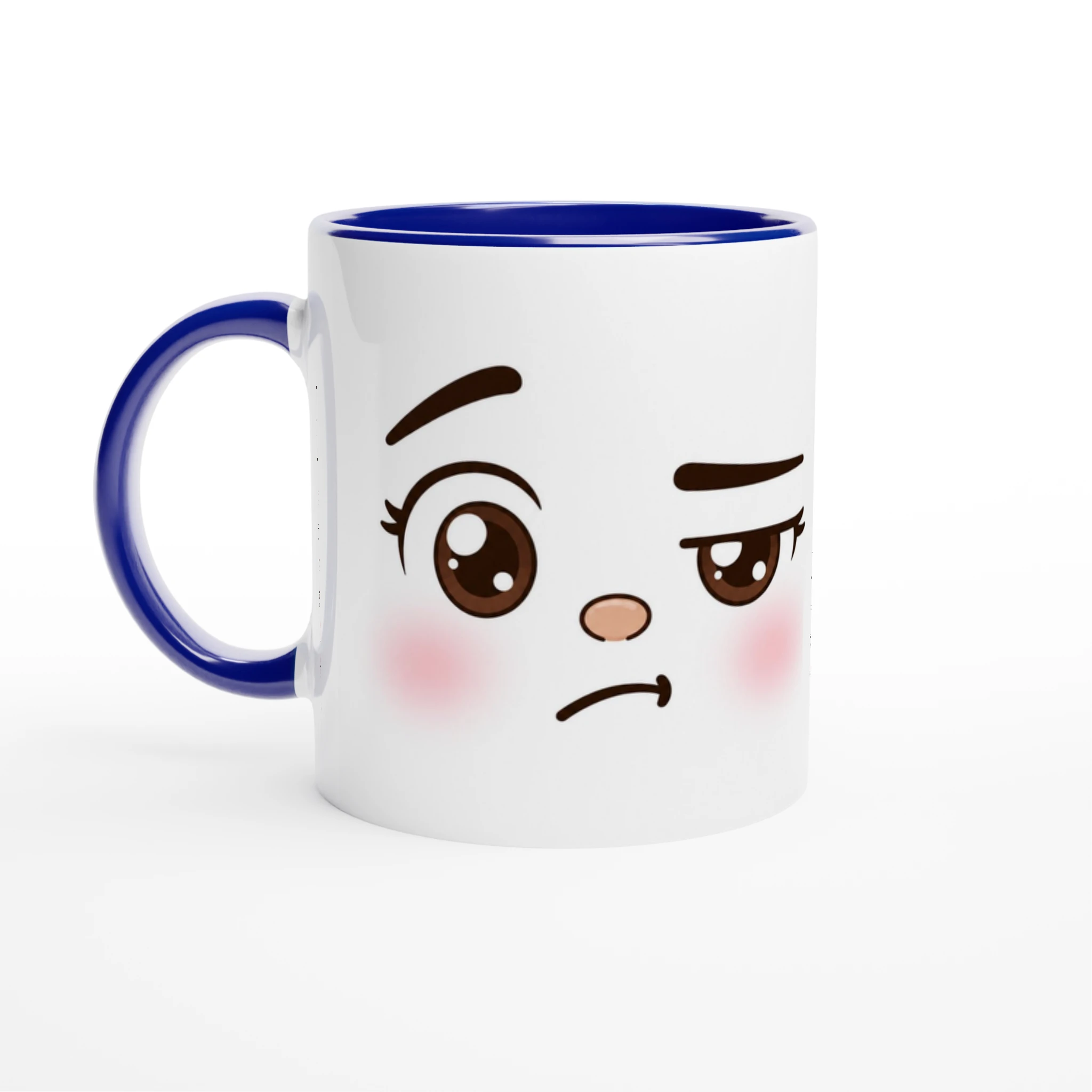 Mug en céramique blanche à visage kawaii boudeur, anses bleue et bord intérieur bleu
