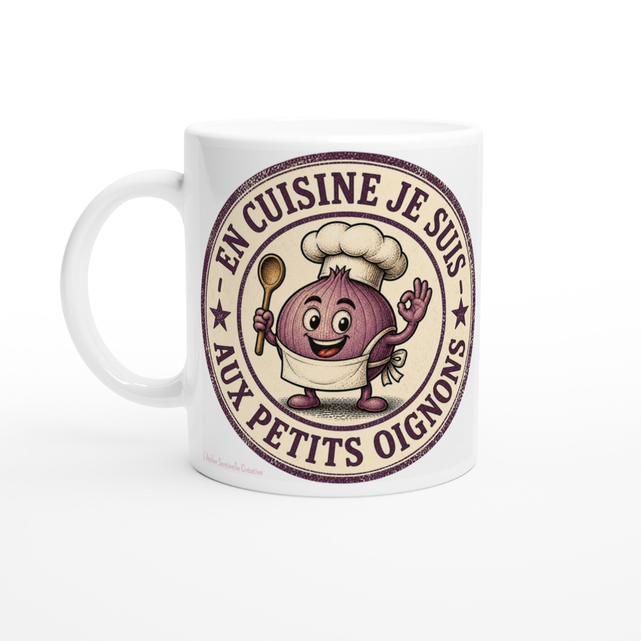 Mug blanc en céramique, gros plan du personnage chef et texte « Aux petits oignons »