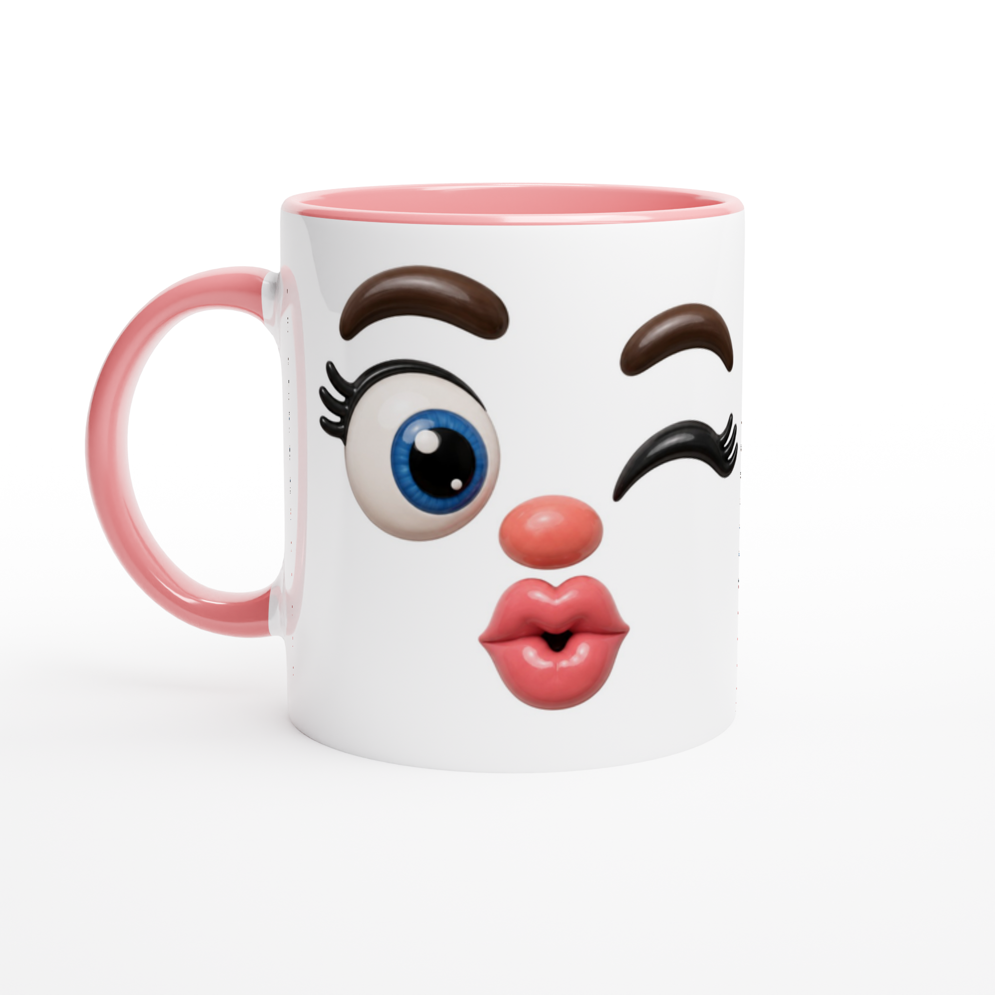 Mug en céramique blanche à visage kawaii souriant, anse rose et intérieur rose.