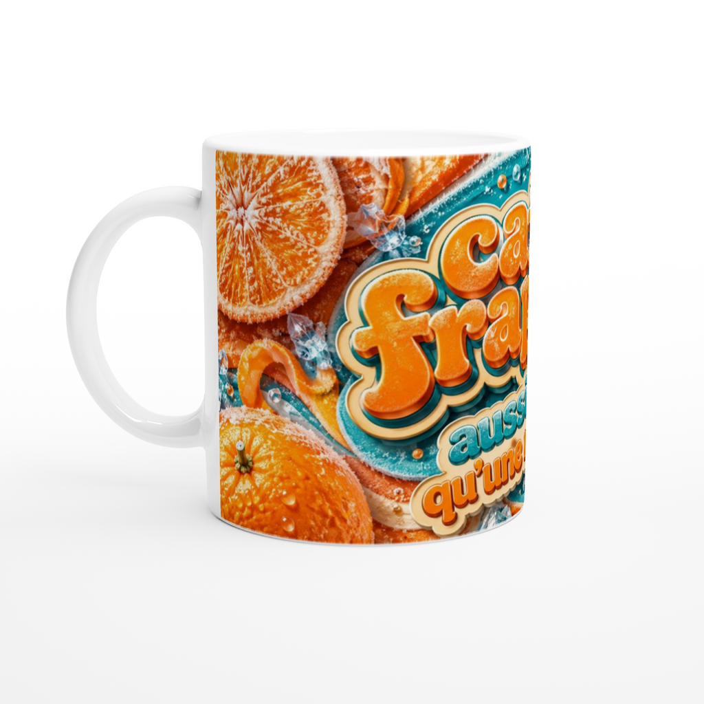 Mug blanc avec gros motif « café frappé » et tranches d’orange.