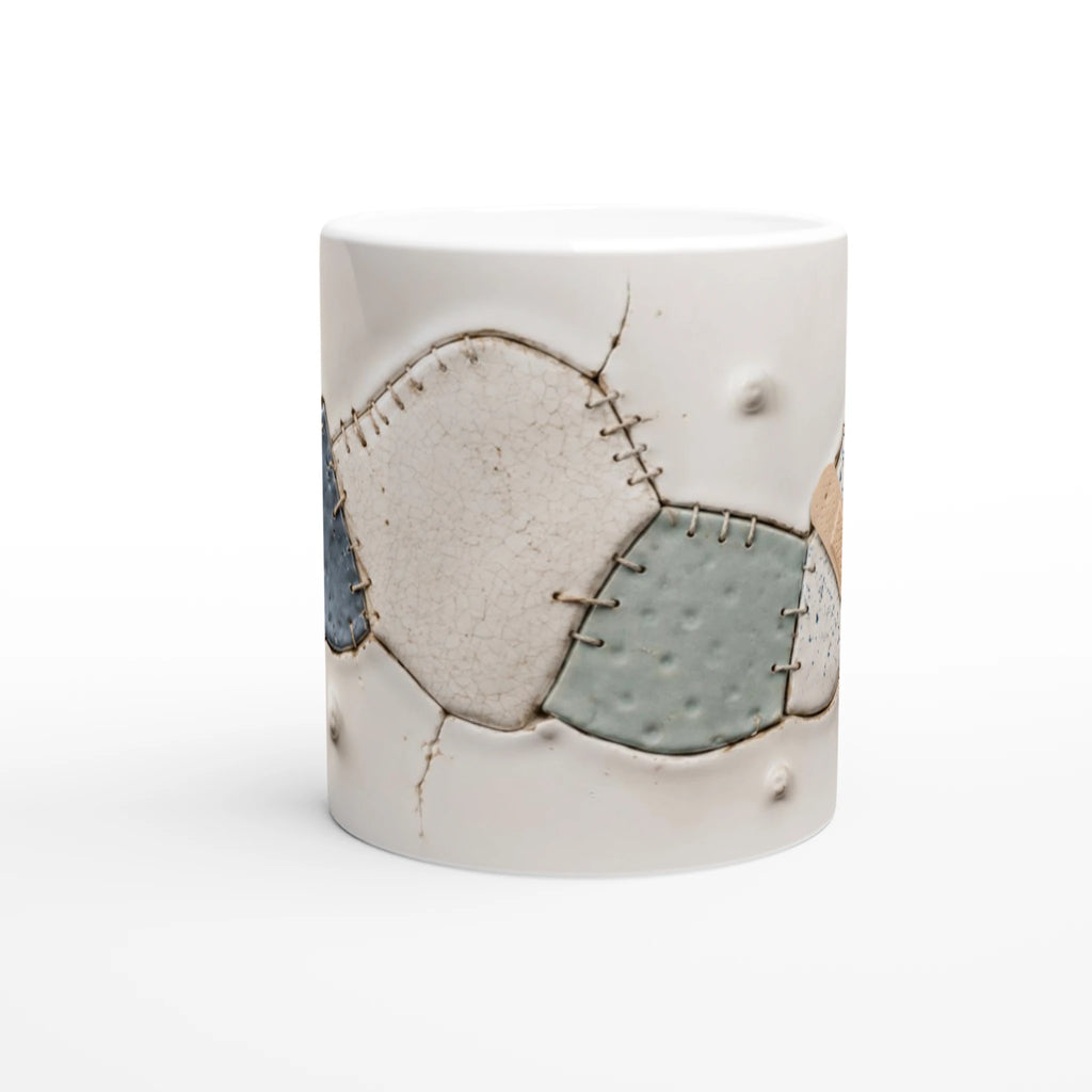 Mug blanc avec motif de deux patchs bleu-gris et surpiqûres, effet cabossé