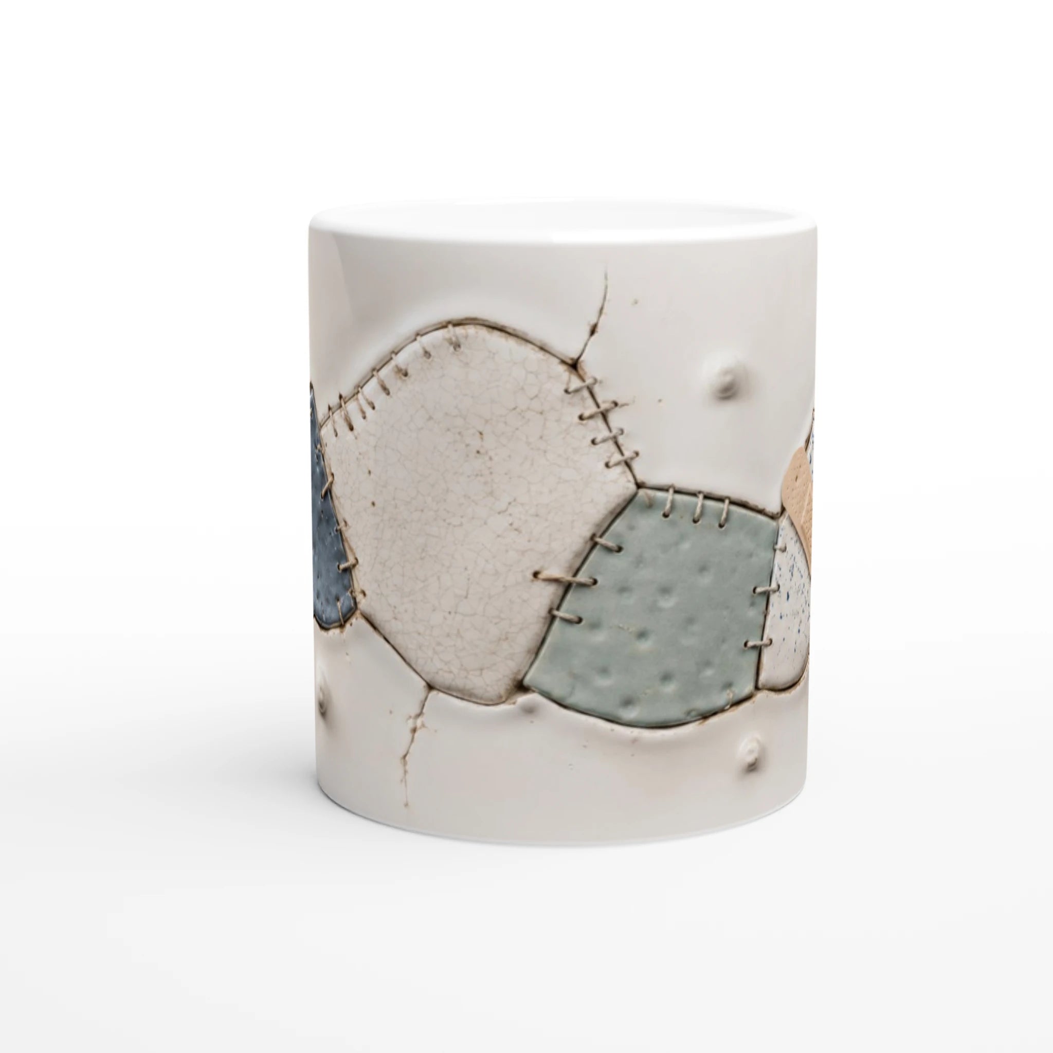 Mug blanc avec motif de deux patchs bleu-gris et surpiqûres, effet cabossé