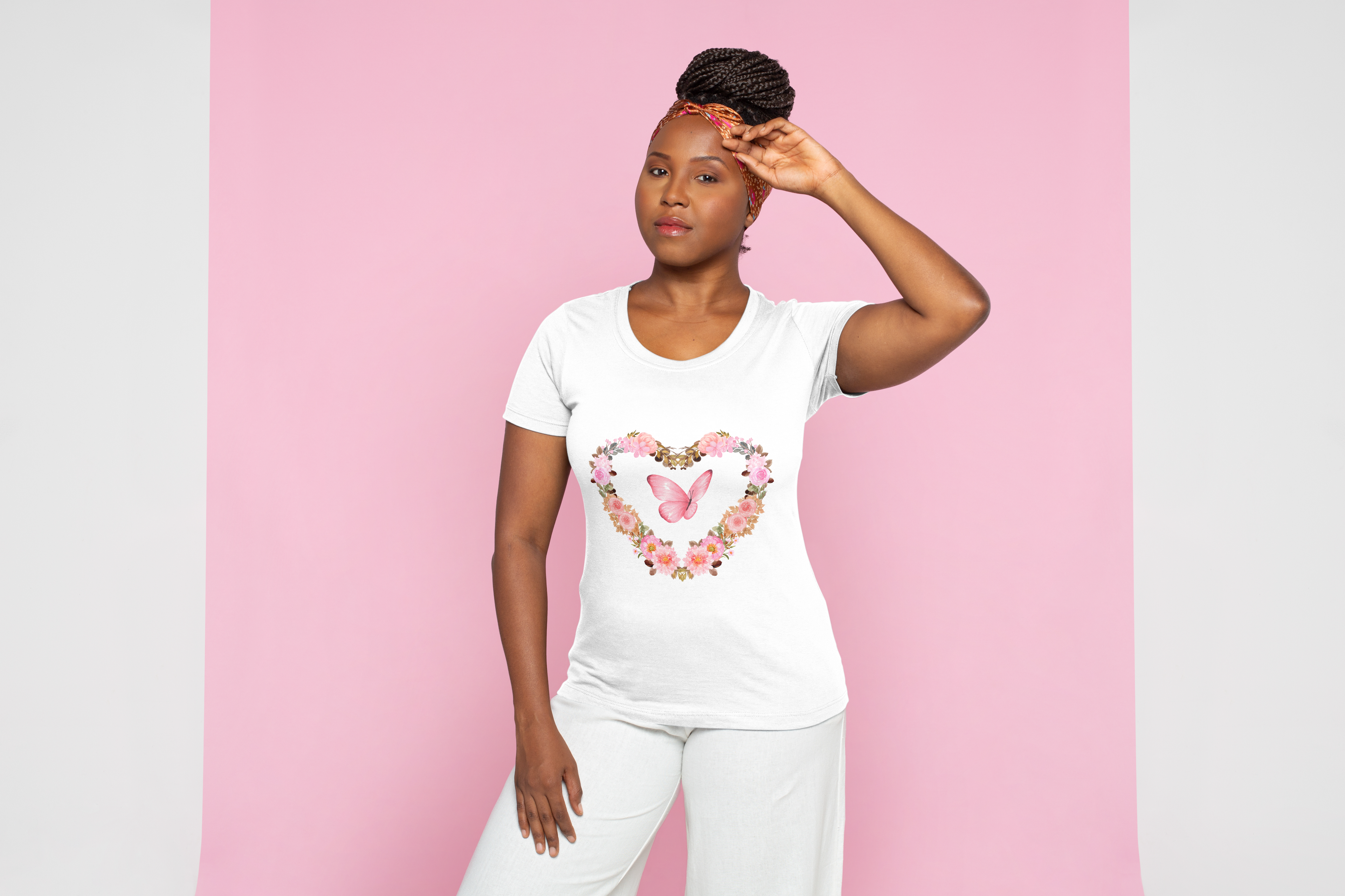 T-shirt femme blanc col rond, cœur fleuri rose avec papillon sur le devant