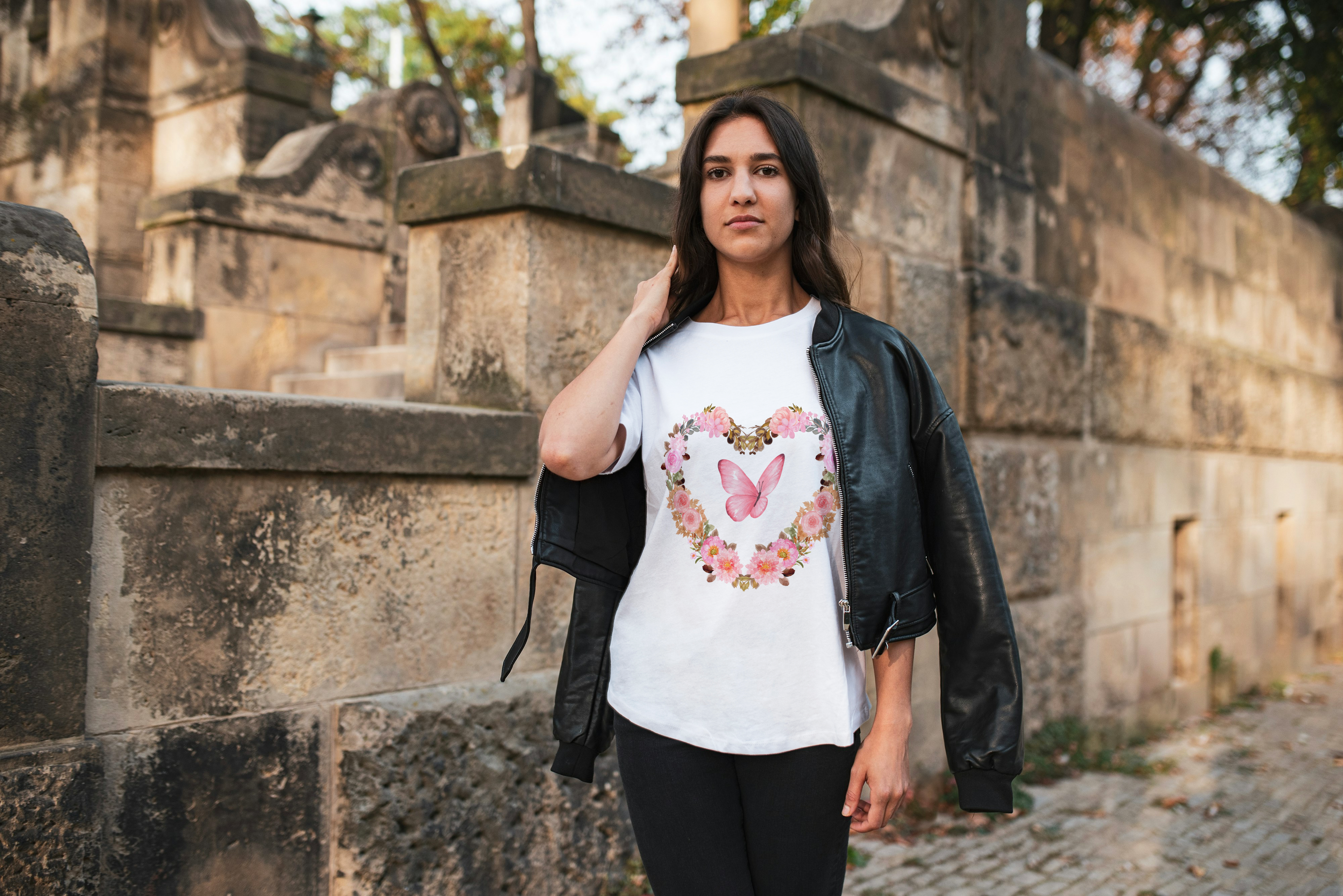 T-shirt femme blanc à col rond, motif cœur fleuri rose et papillon rose
