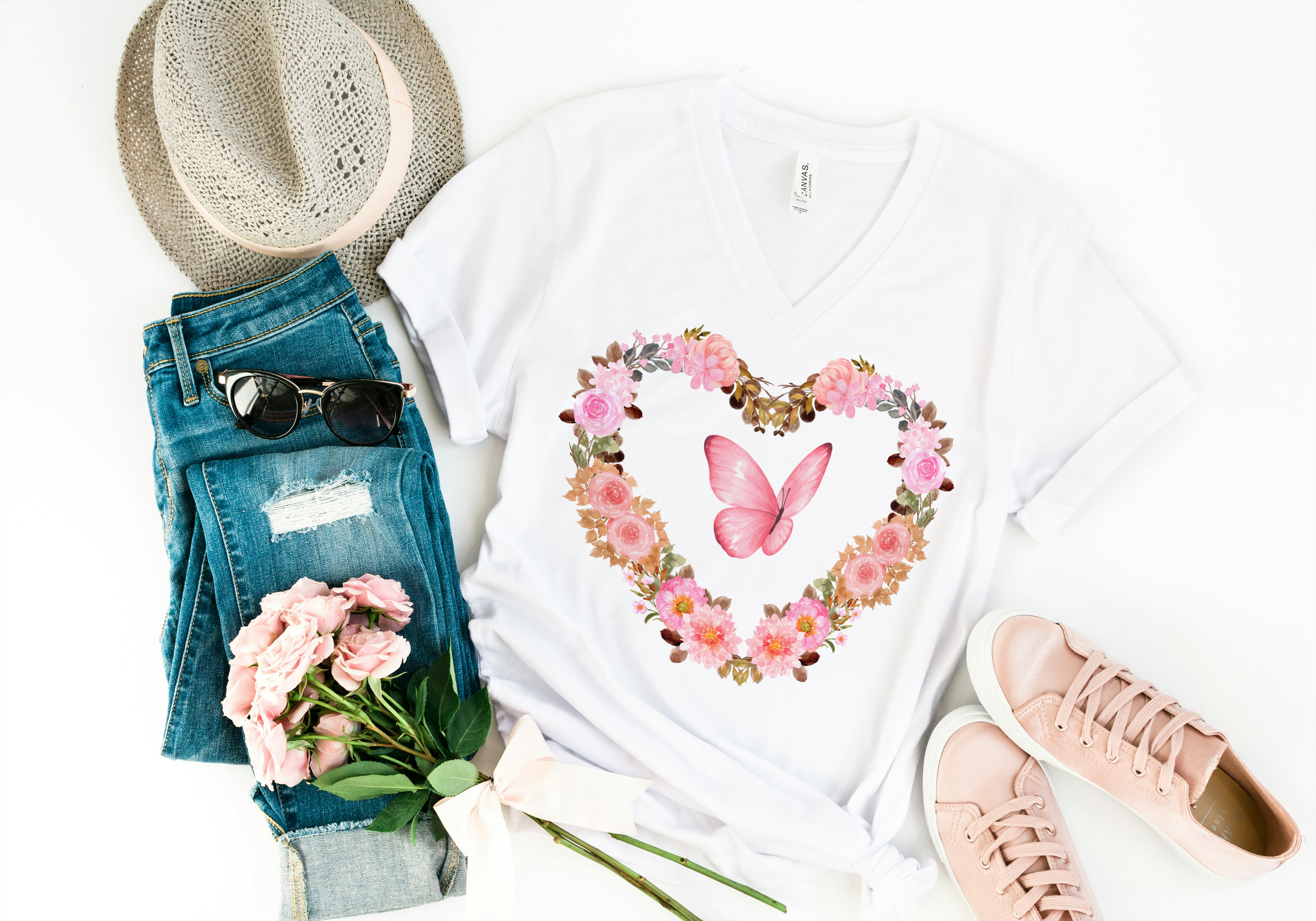T-shirt femme blanc col V, motif cœur fleuri rose avec papillon