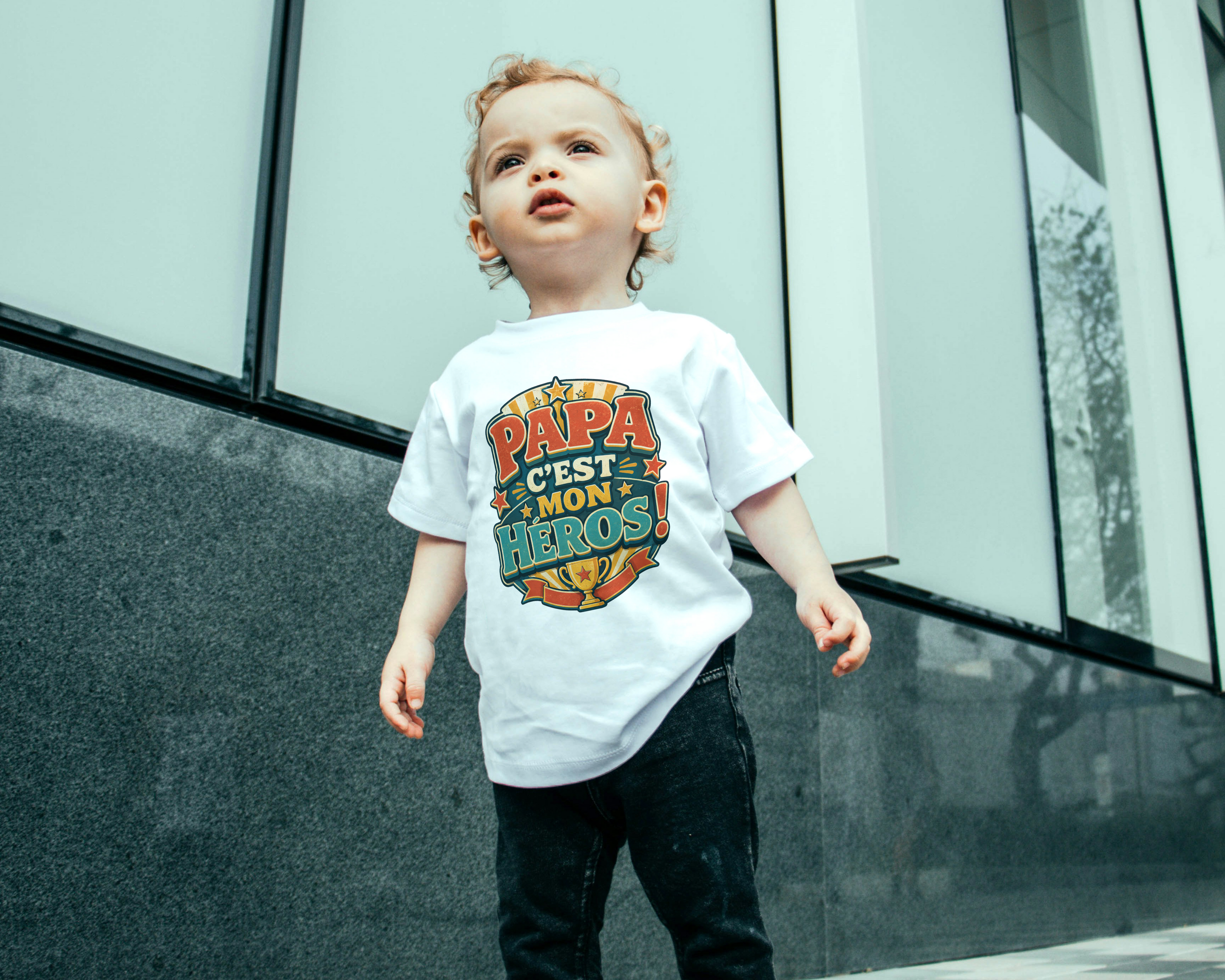 T-shirt enfant blanc à manches courtes, imprimé multicolore « Papa c'est mon héros »