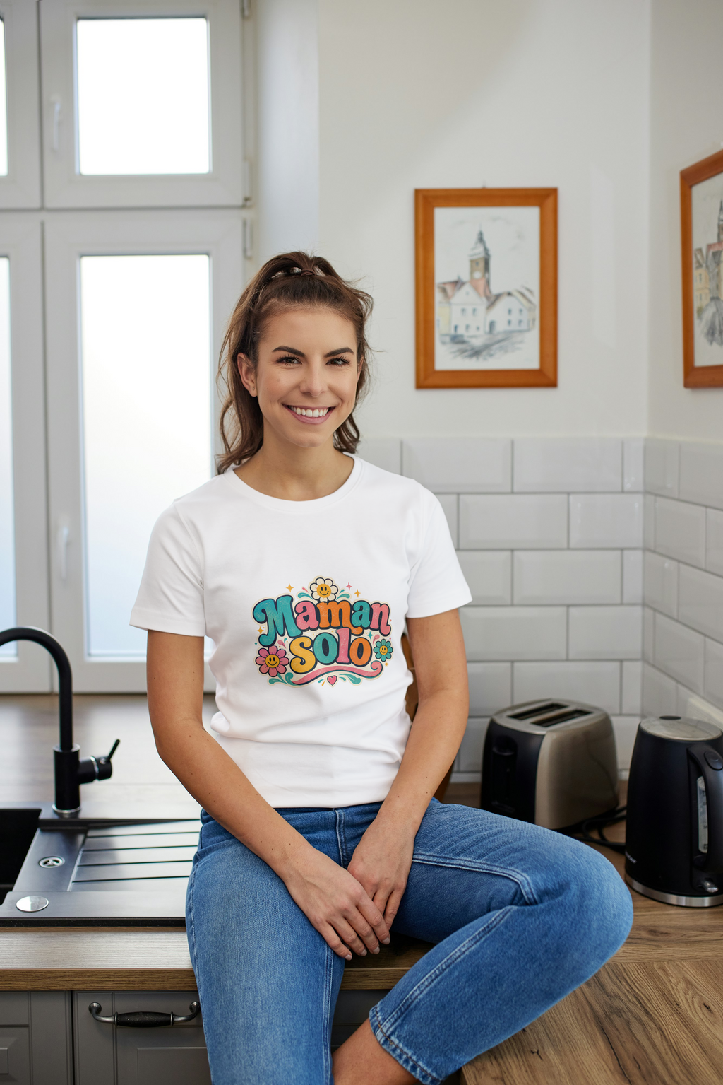 T-shirt blanc à col rond avec motif « Maman Solo » coloré sur la poitrine.