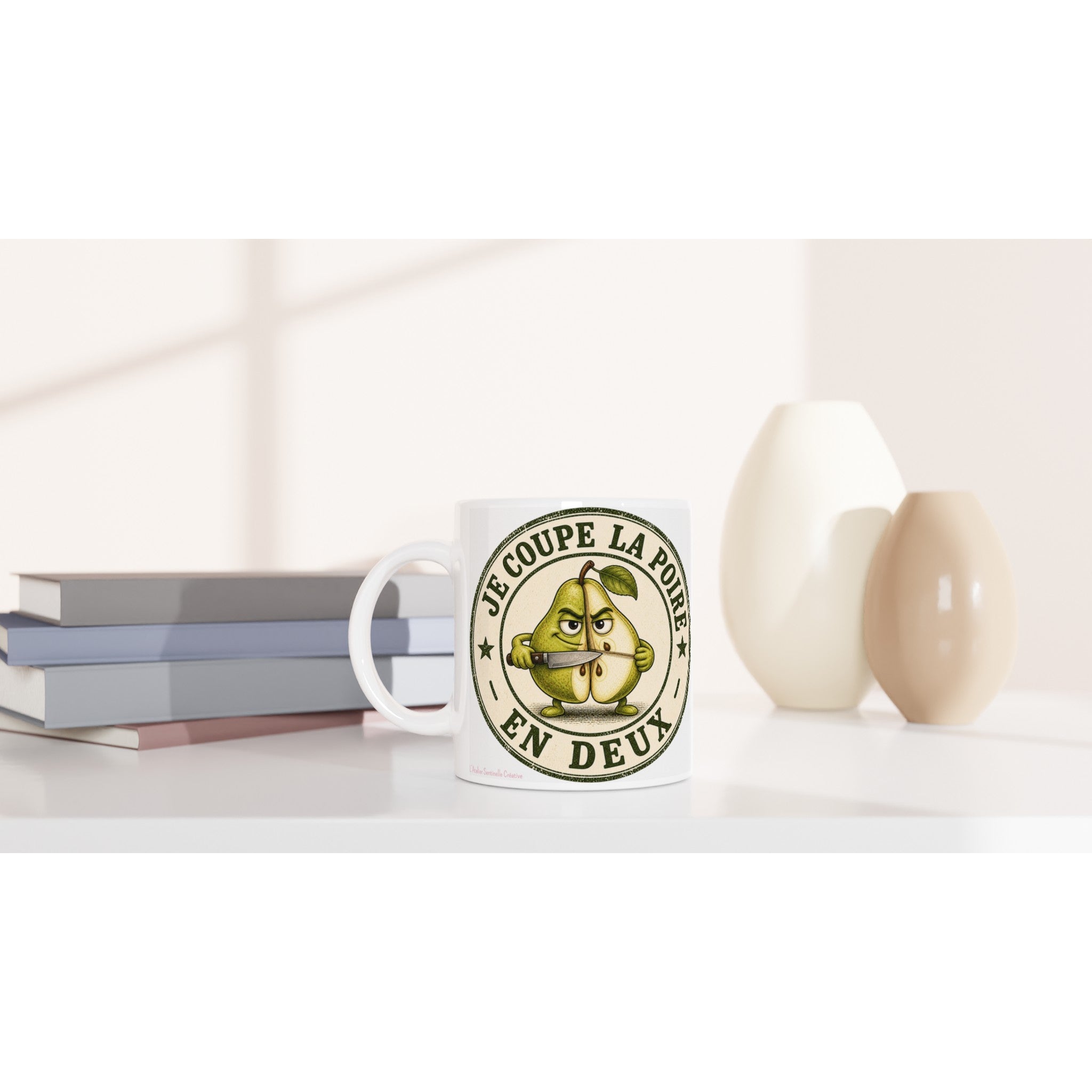 Mug blanc avec illustration de poire verte tenant un couteau, cercle « En deux »