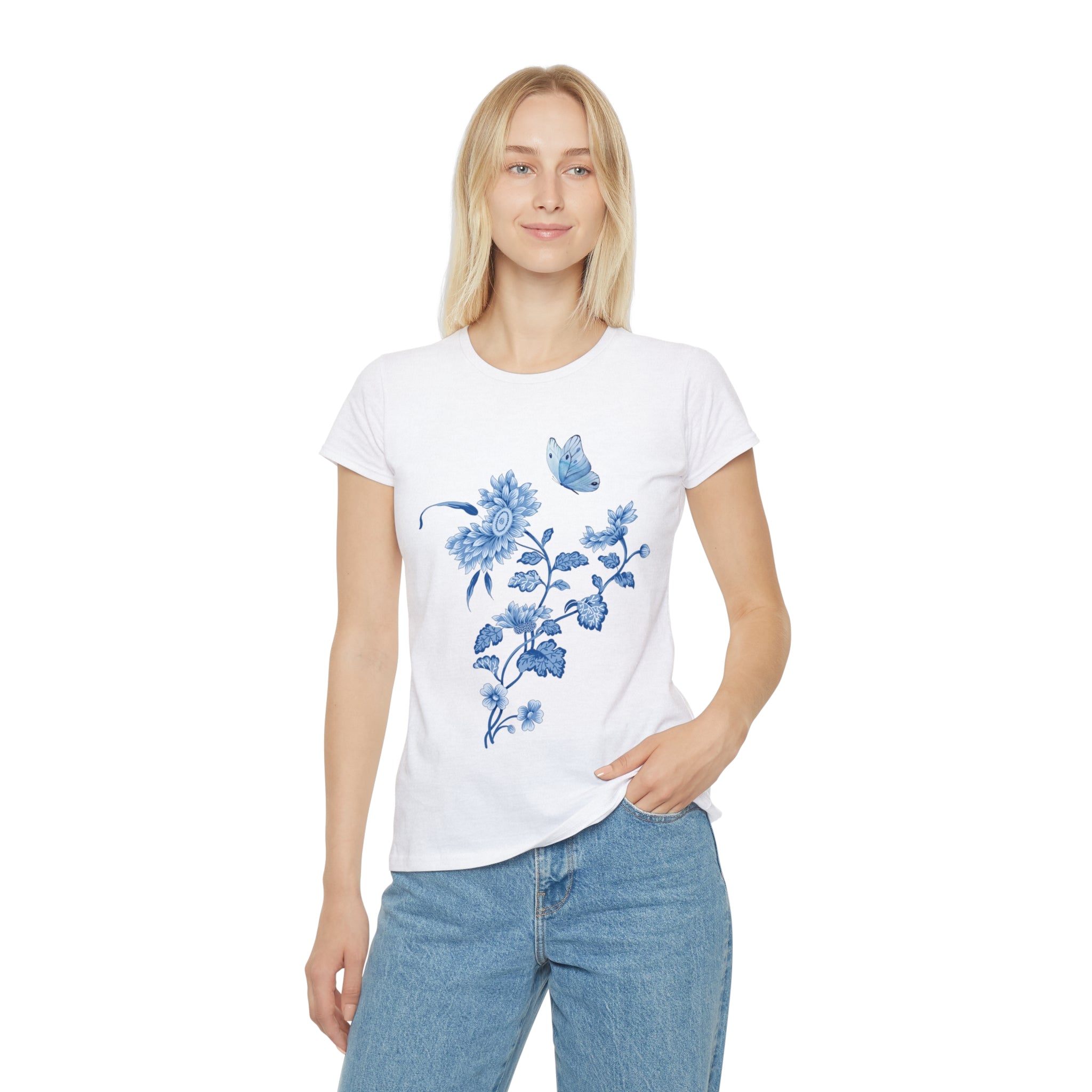 T-shirt femme blanc à motif fleurs bleues et papillon, porté, col rond.